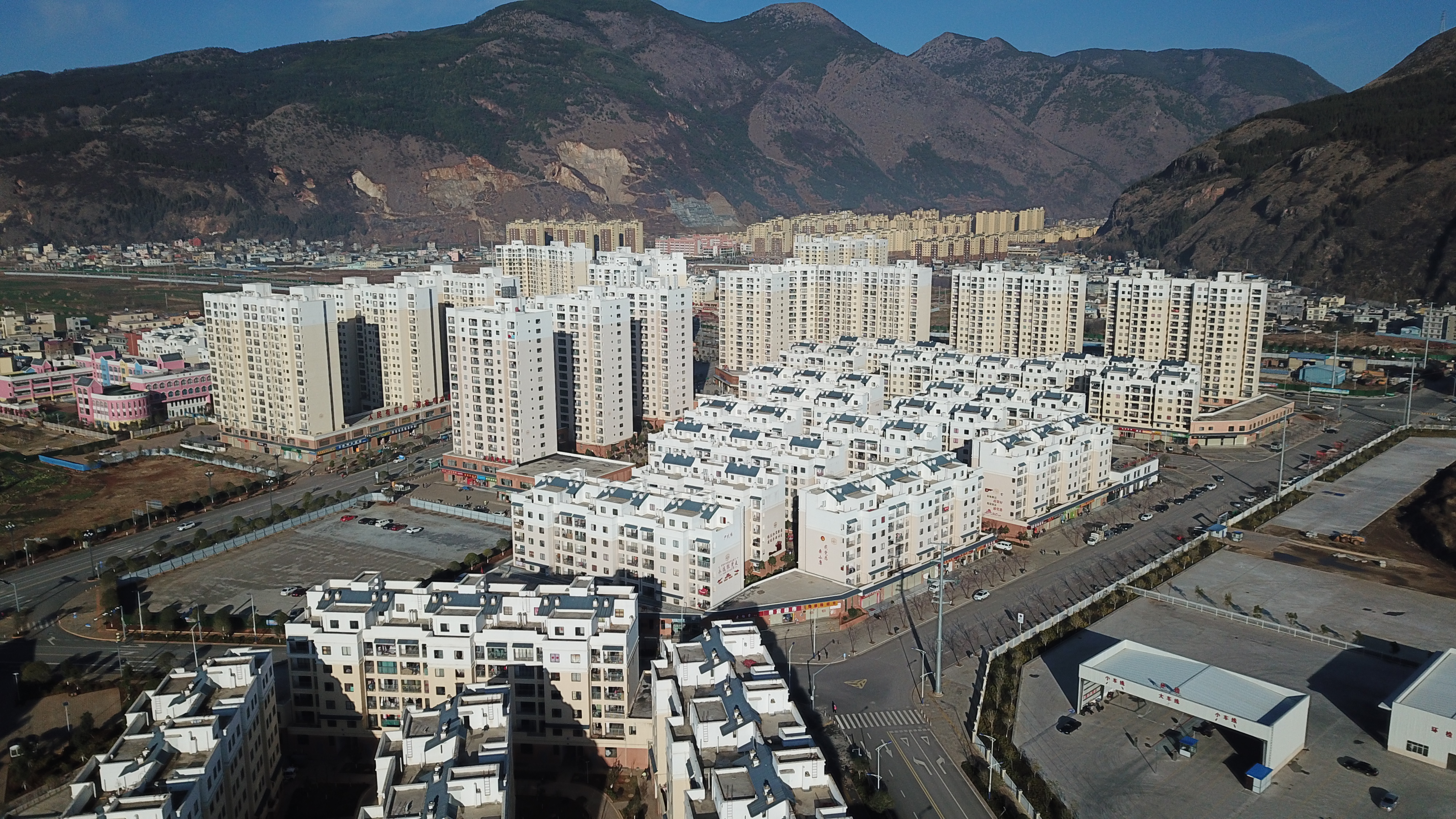 作为全国最大的易地扶贫搬迁县城集中安置区,会泽新城容纳了8万余人