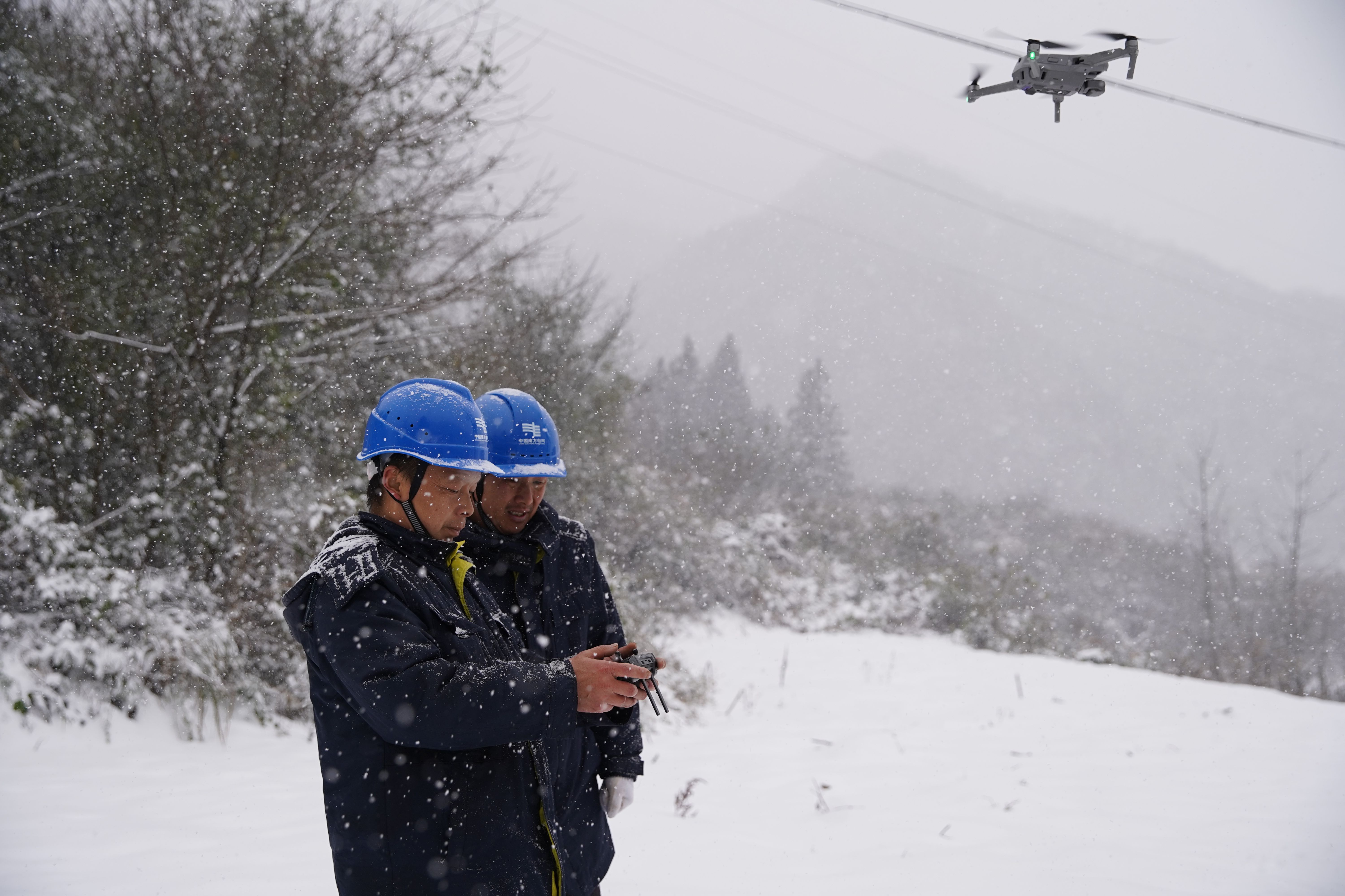 贵州63县出现降雪天气当地积极开展电线融除冰保供电