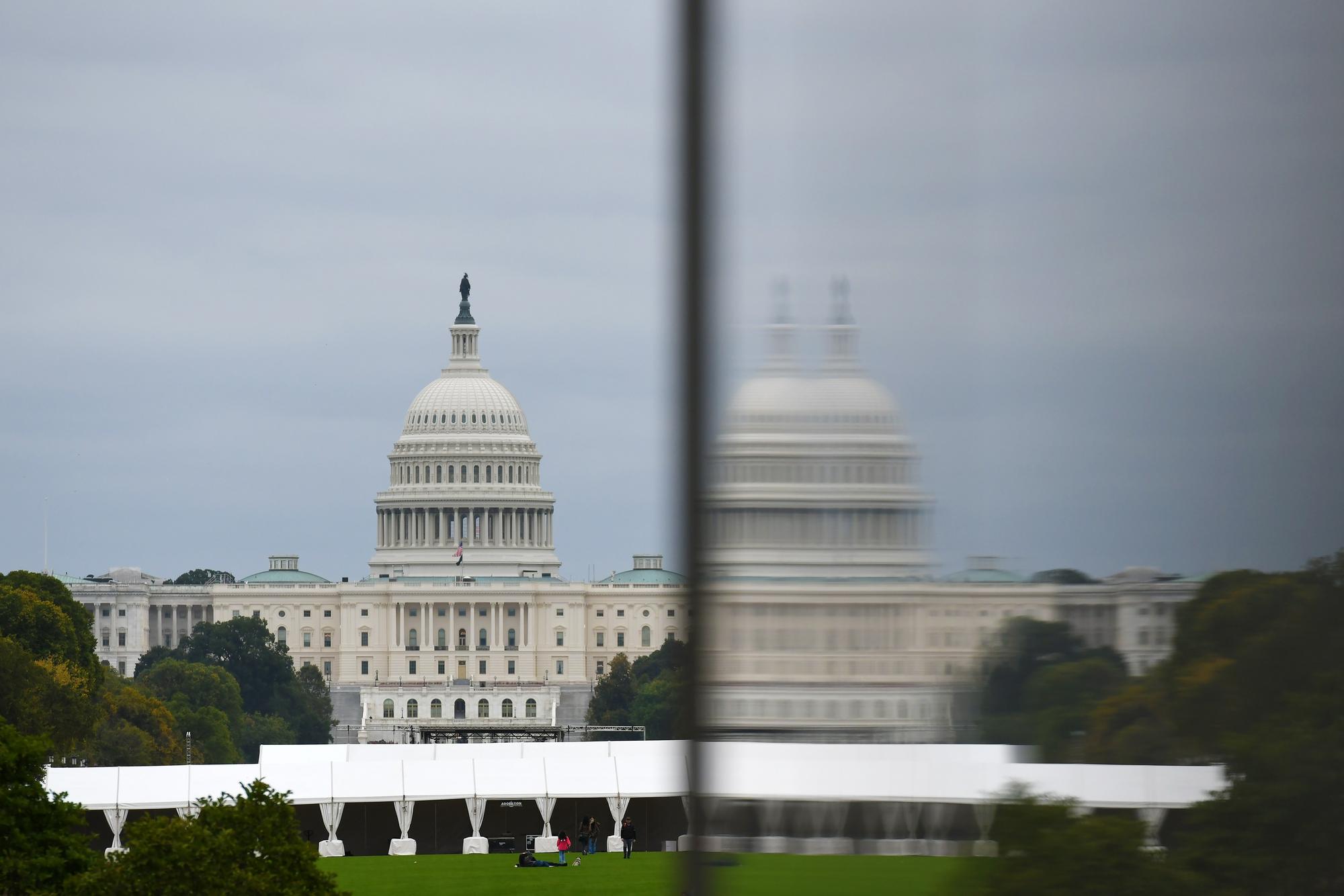 美两党围绕“停摆”继续缠斗特朗普抽身访中东