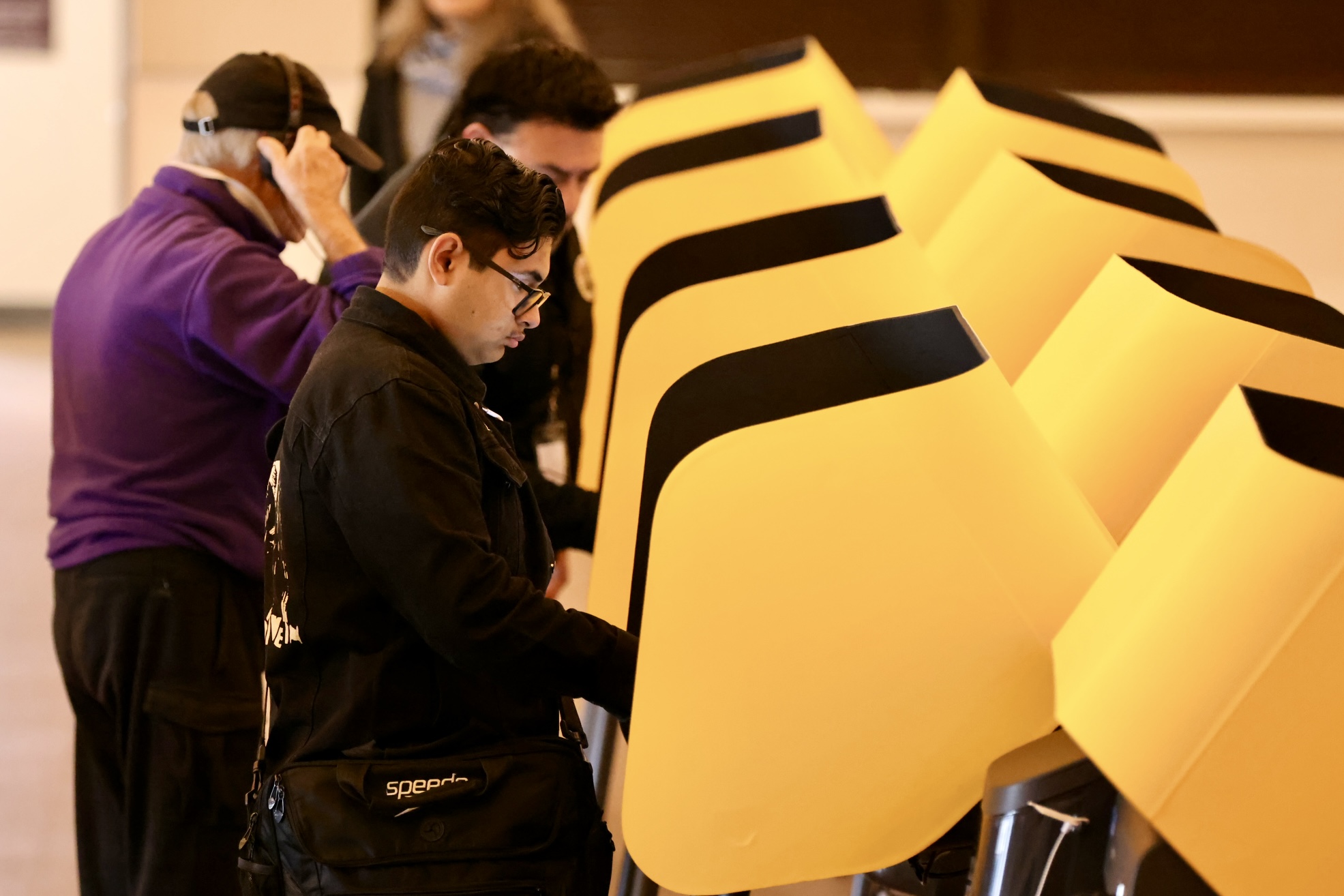 为中期选举夺席位美国两党不约而同想到一个“小动作”