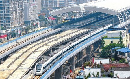 全国首例成灌快铁动车地铁同台交互换乘