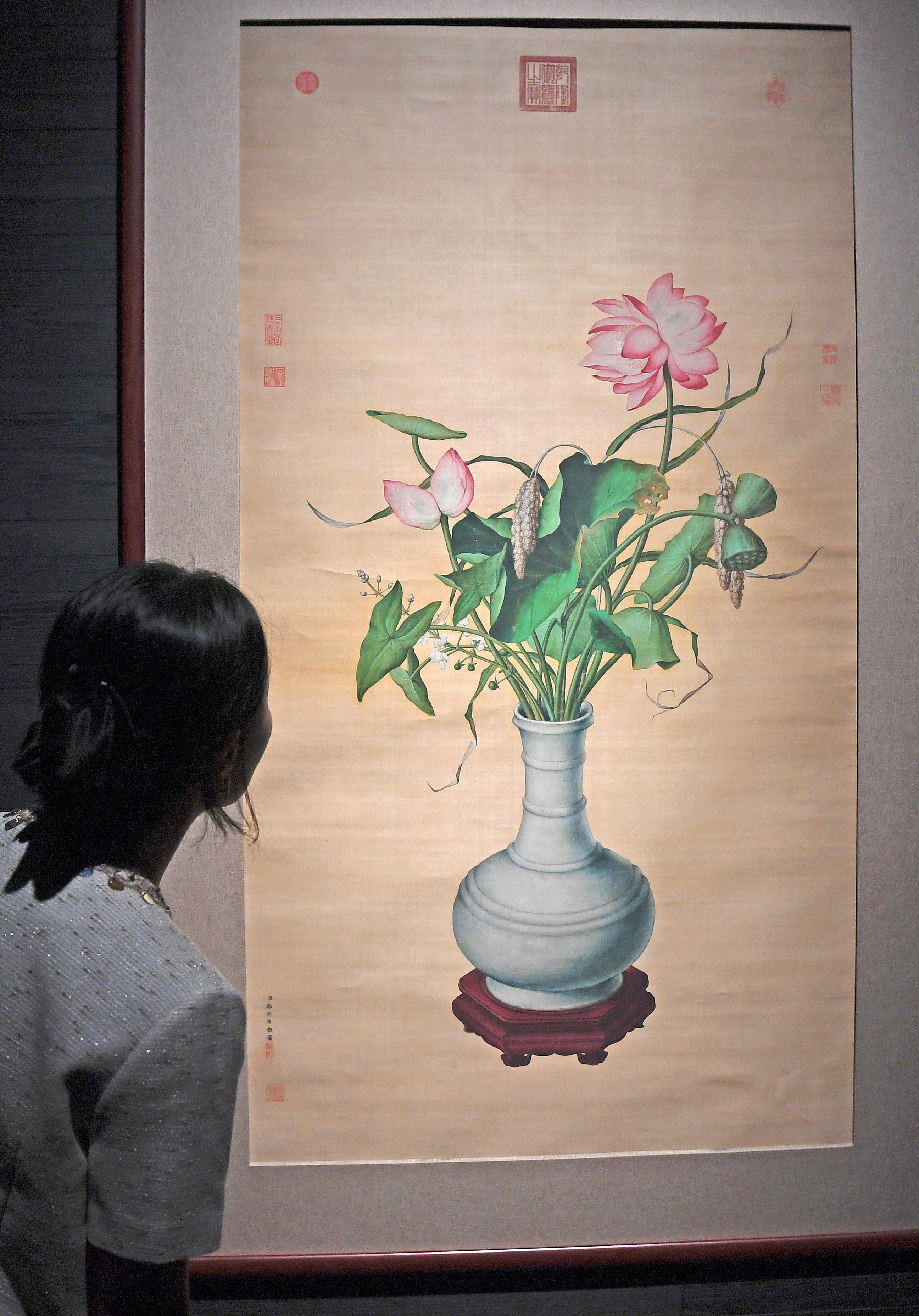 清乾隆珐琅彩图茶壶领衔香港苏富比亚洲艺术周拍卖