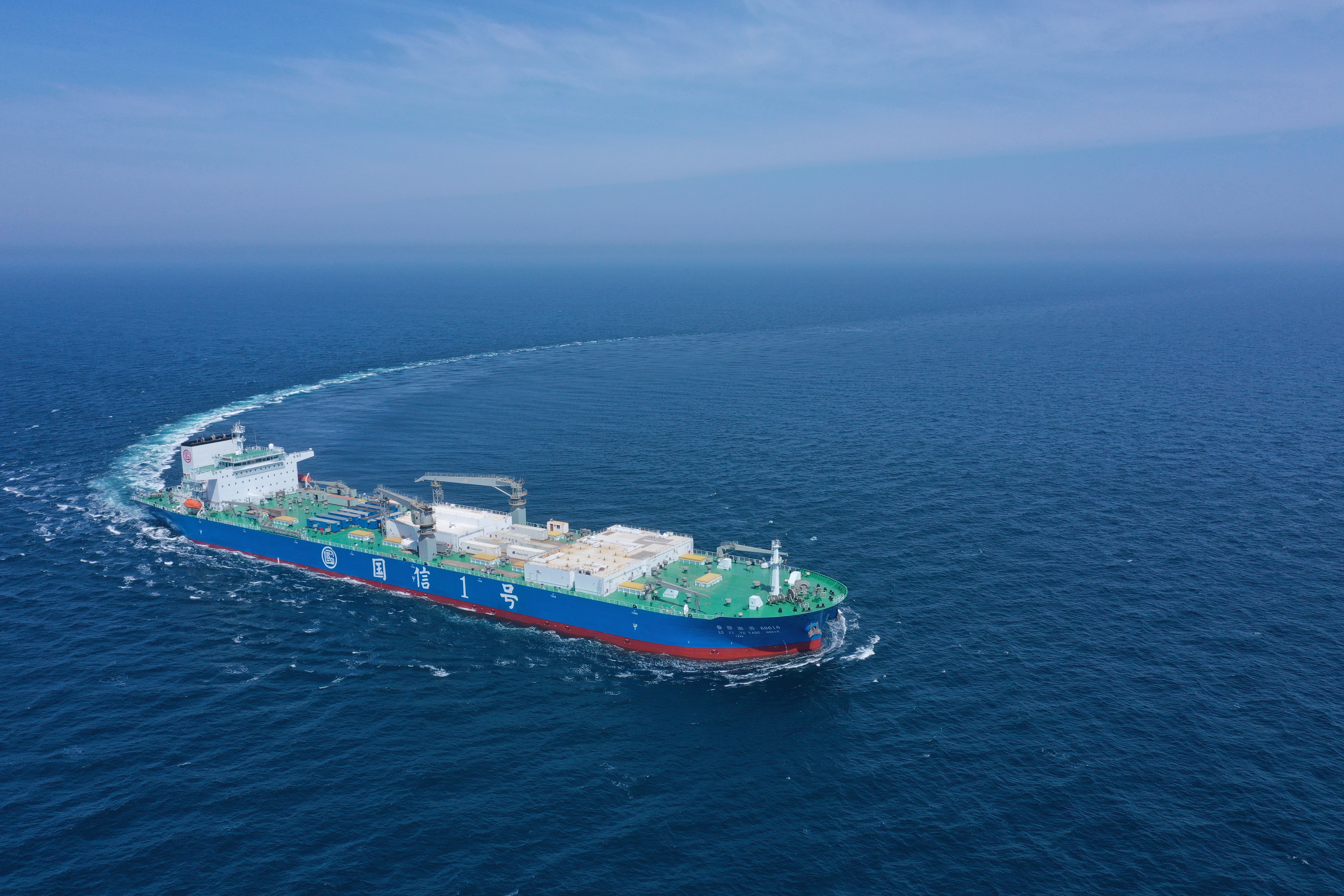 全球首艘10万吨级智慧渔业大型工船交付