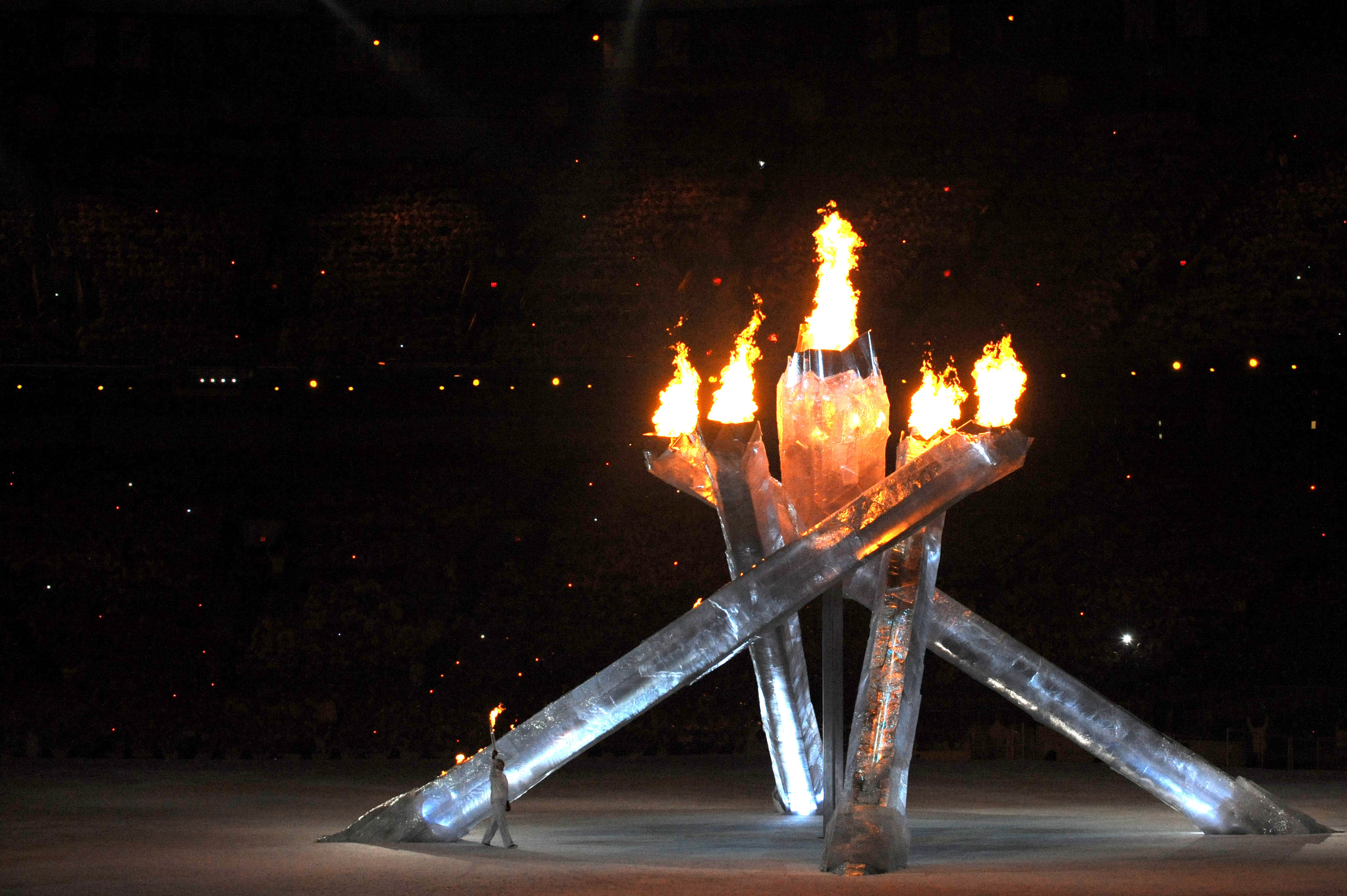 冰火结合不同2014年索契冬奥会经过传递火炬最终被交到两位俄罗斯