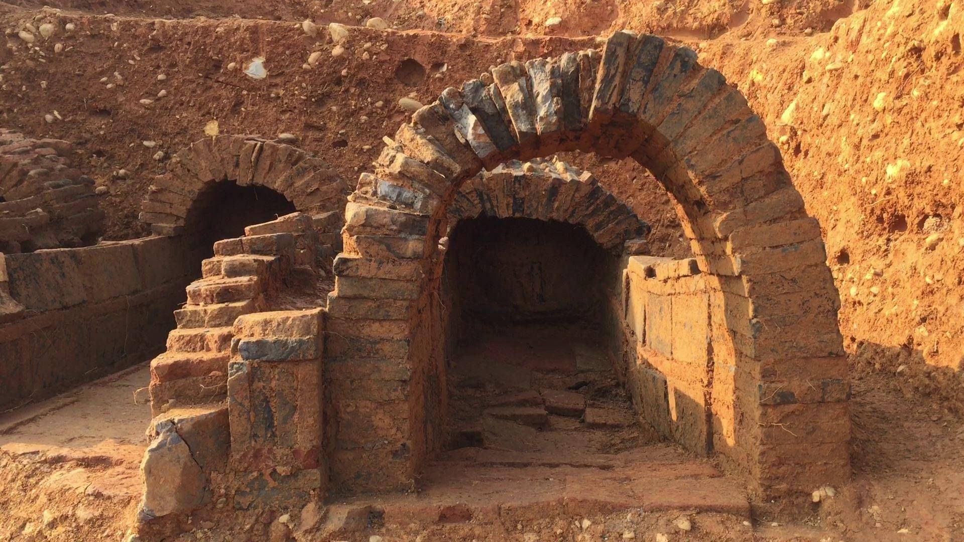 四川青神发现宋代家族古墓群 已出土铜镜陶瓶等文物