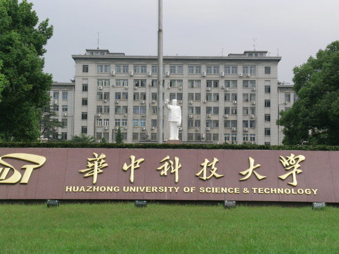 6年,如今已是公司里小主管的邹先生有些庆幸,如果现在让他重读大学