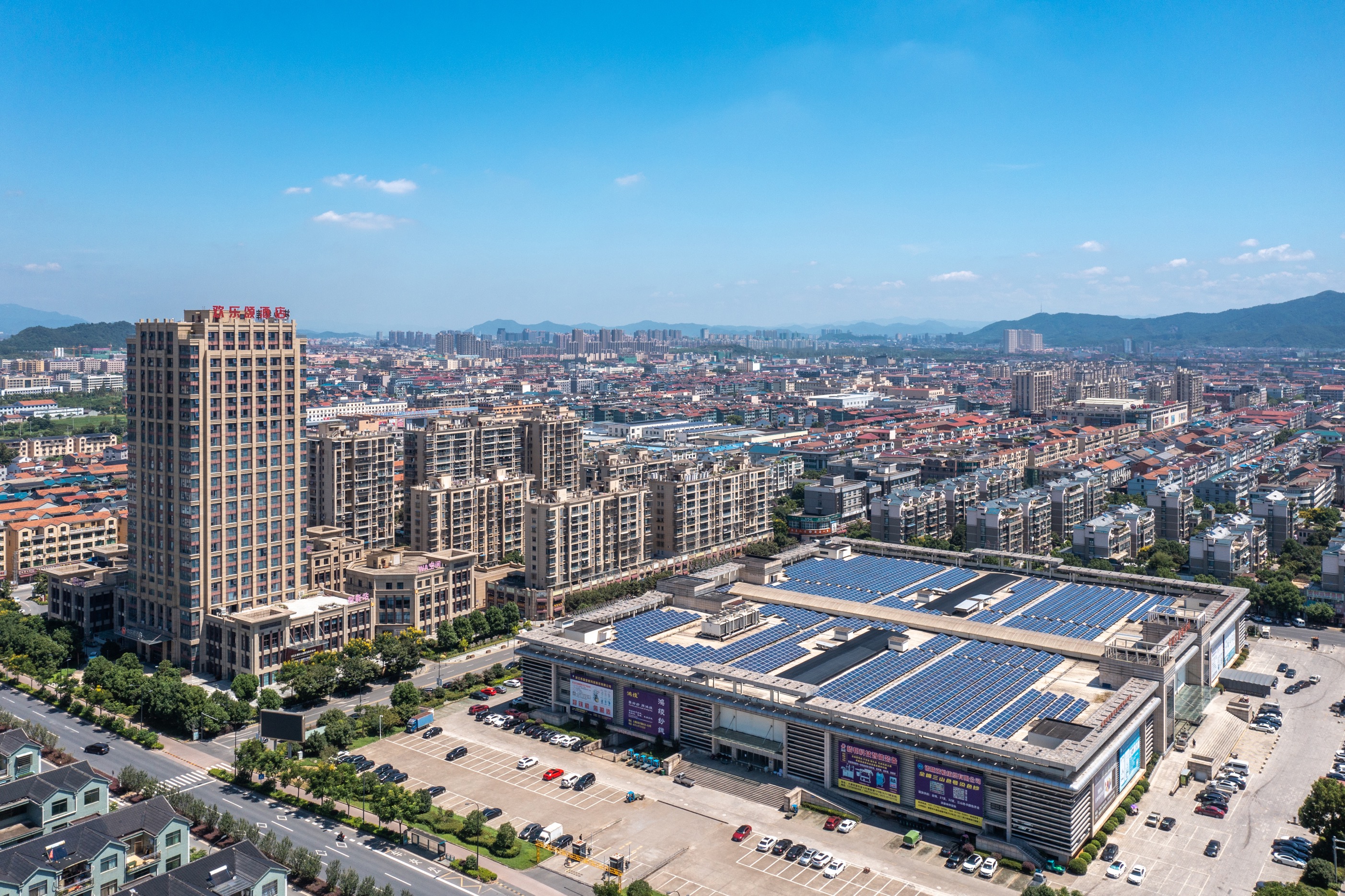 图为"中国袜业之乡"诸暨市大唐镇运营的袜业城.