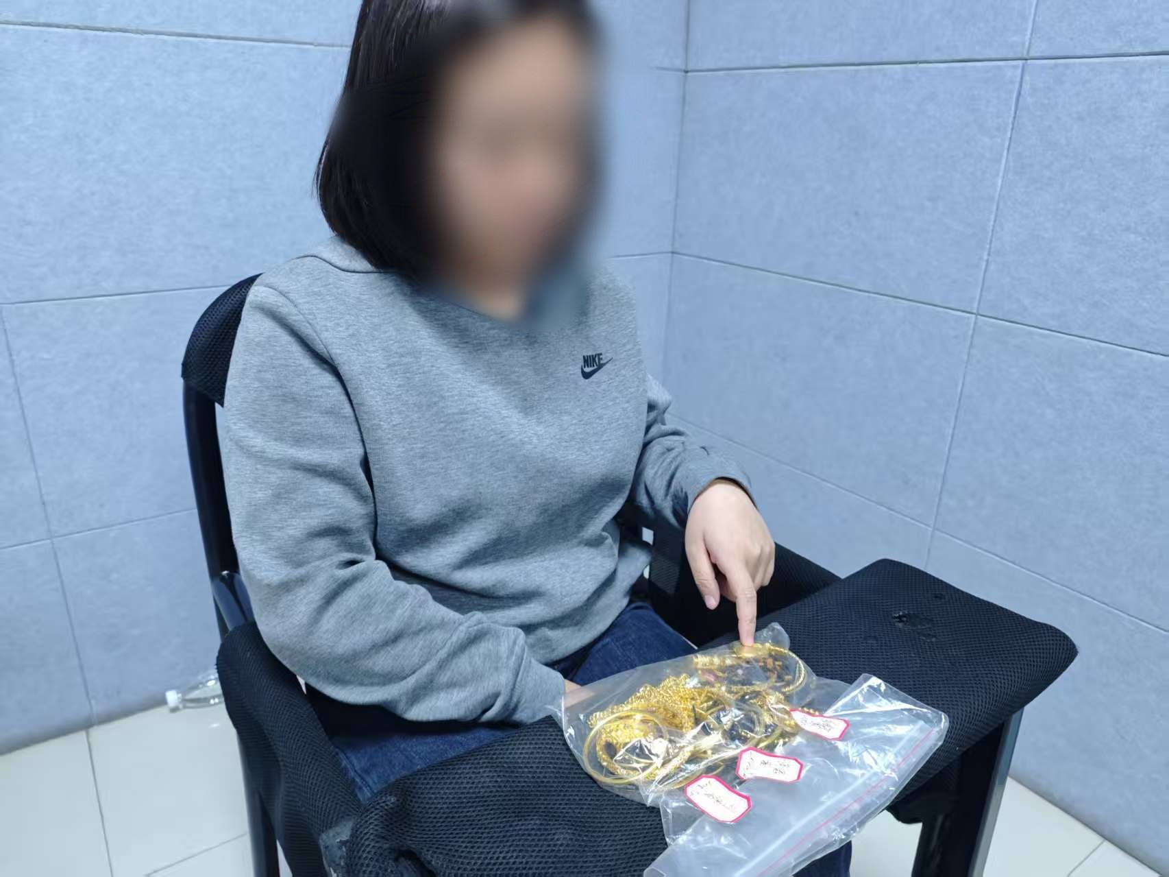 女子用“金包银”骗走25万元！黄金老板因轻信熟人遭套路！