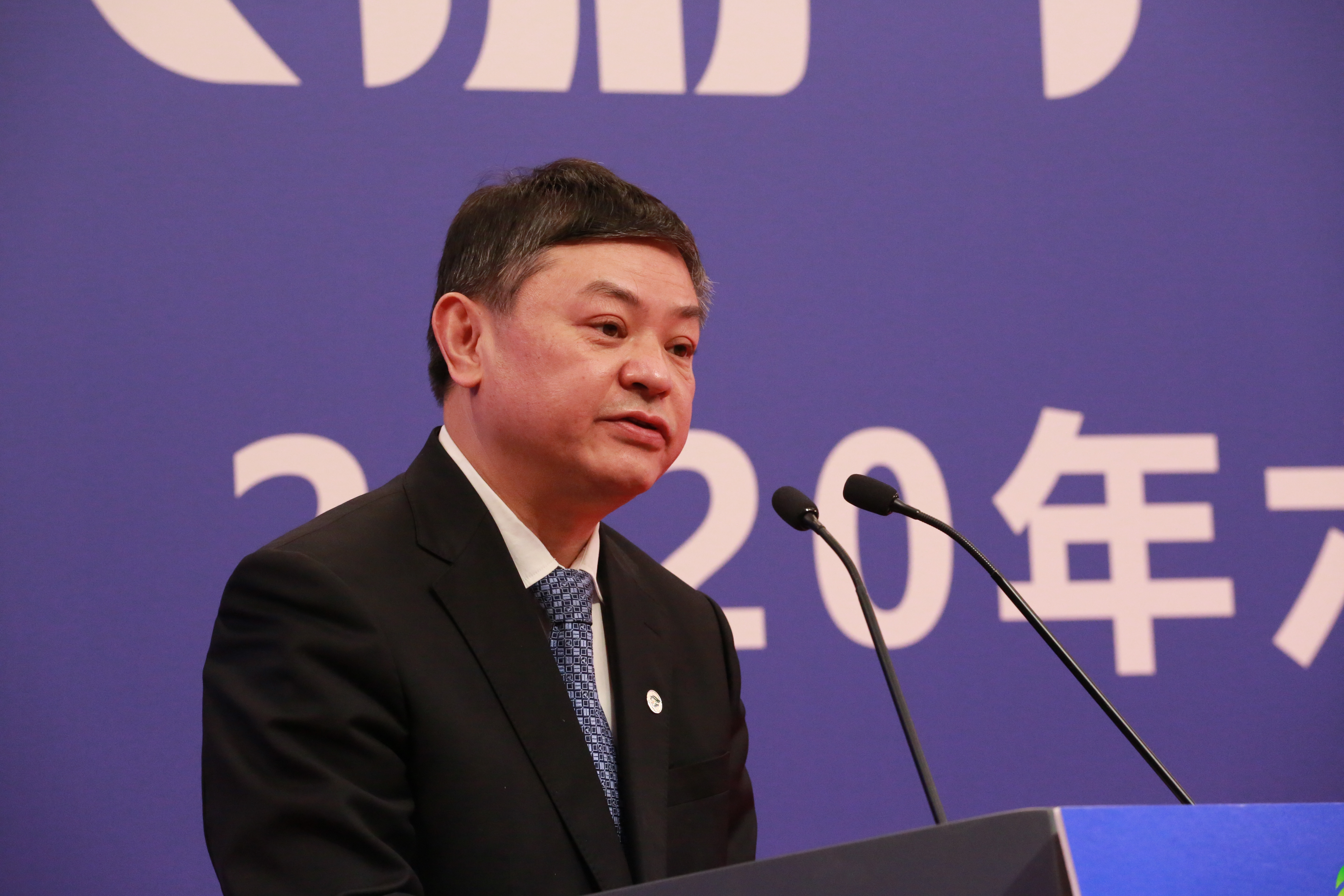 生态环境部部长黄润秋：绝不走以牺牲生态环境为代价发展的老路 封面新闻