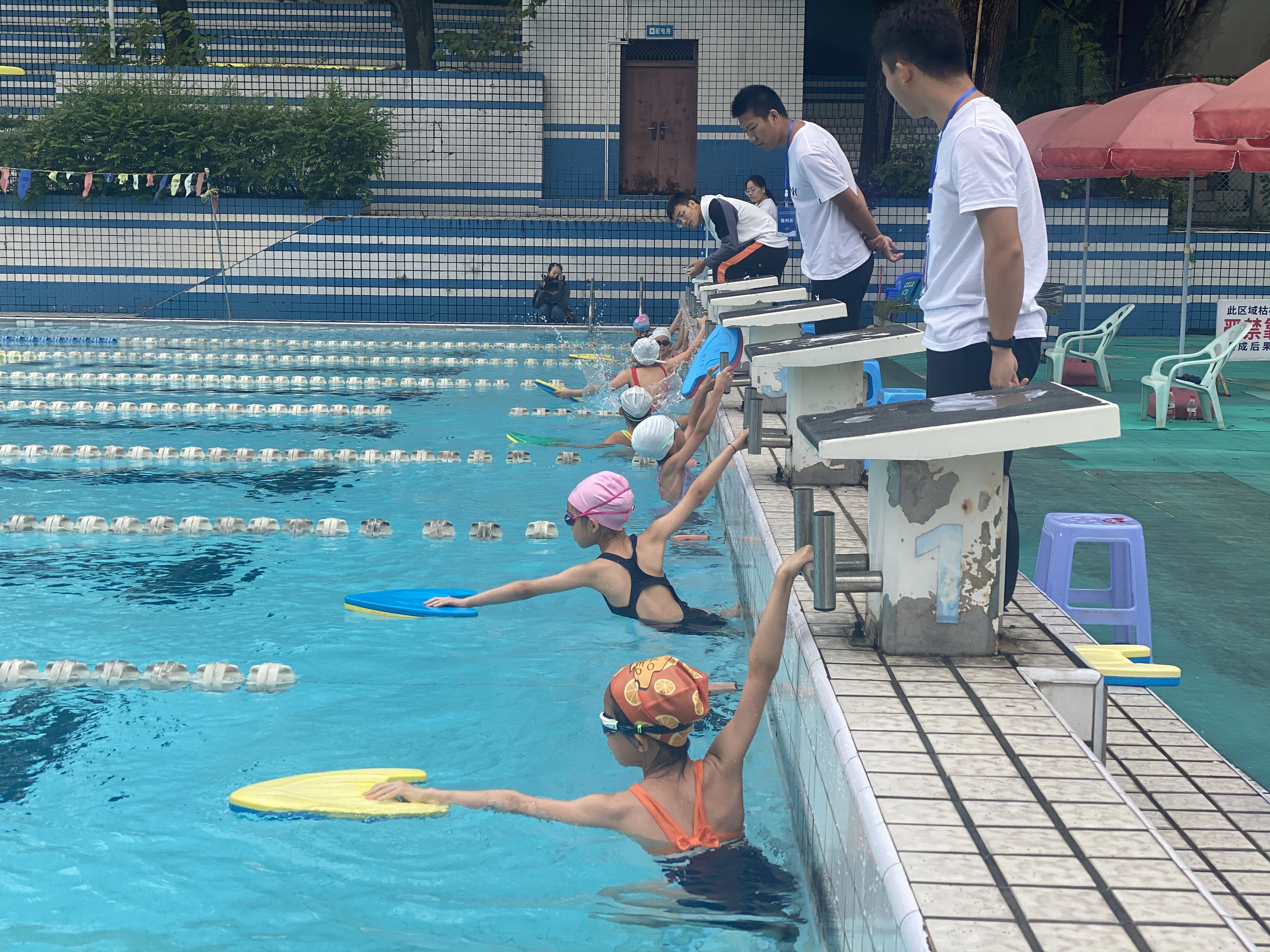 172名运动小将竞技四川自贡2020年中小学生幼儿游泳锦标赛开赛
