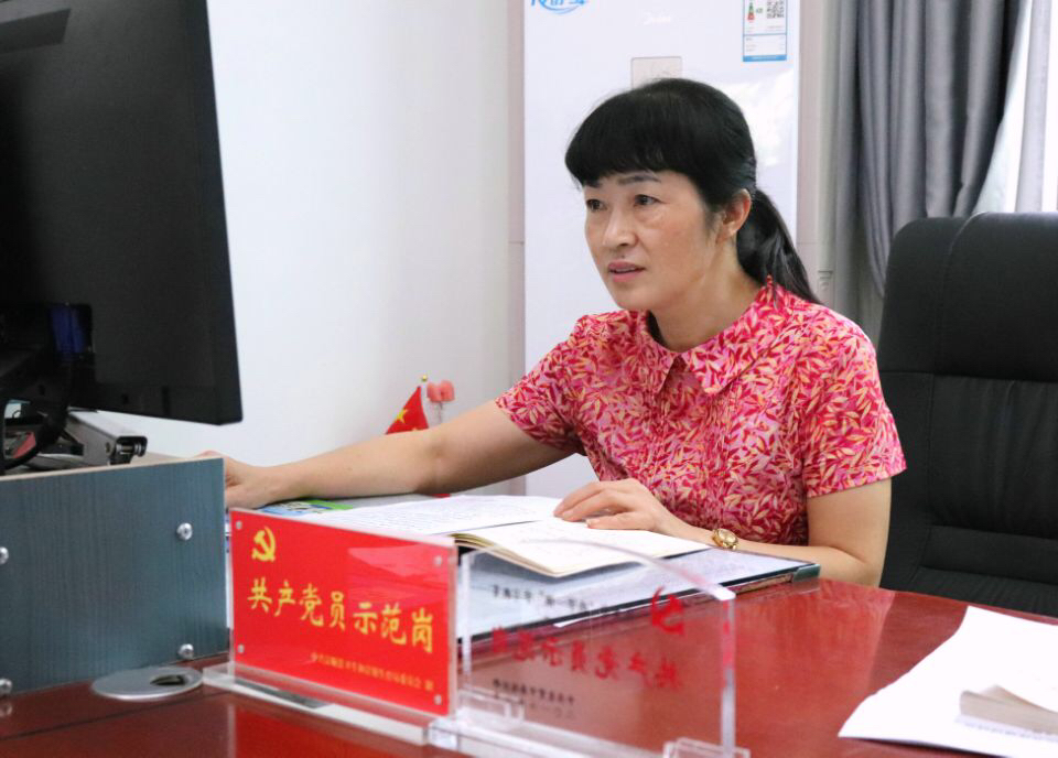 坚持帮扶贫困四川富顺党员方晓梅36年来救助困难群众200余人次