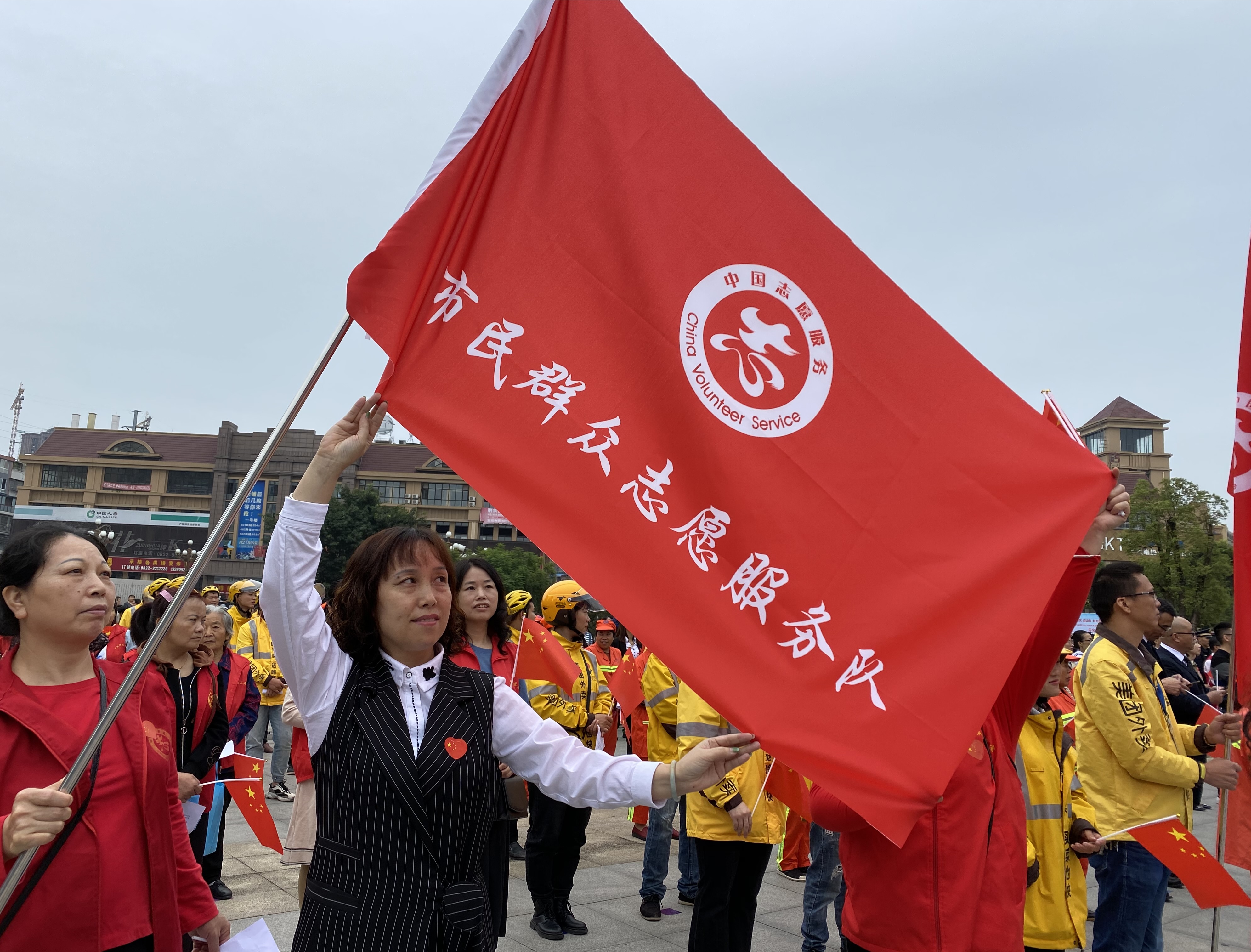 四川威远成立11支创文志愿服务队 240名志愿者承诺做好示范者