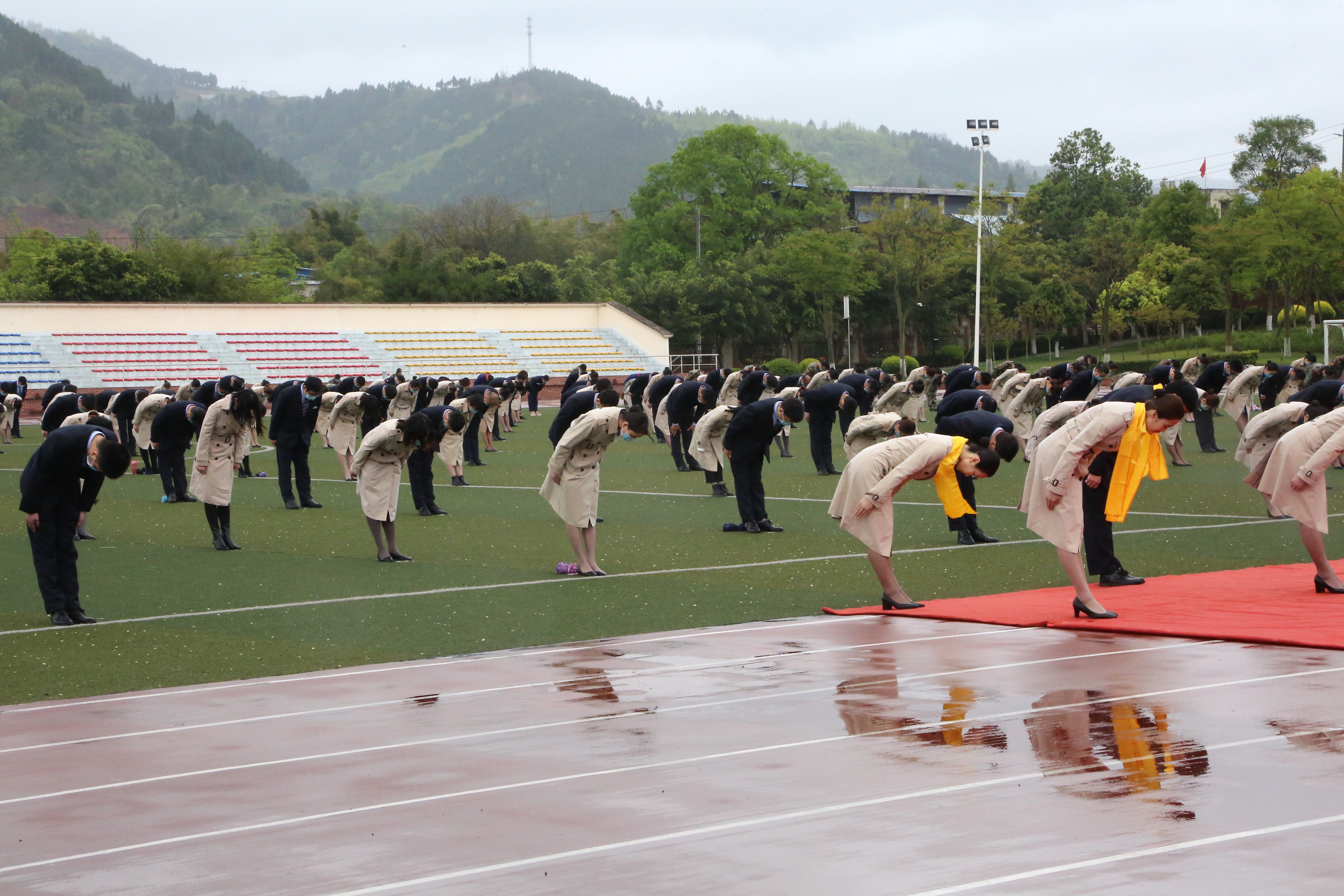 哀悼疫情逝者 致敬英雄 四川一高校教师