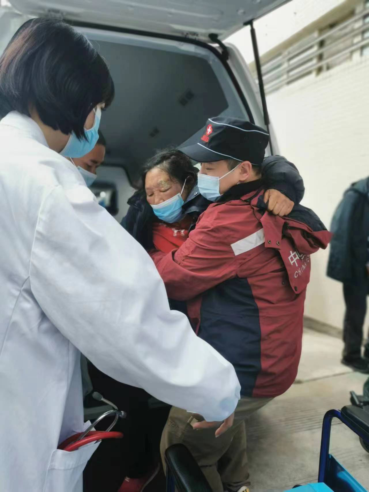 西南医大中医院已救援泸定地震受伤群众85人 - 封面新闻