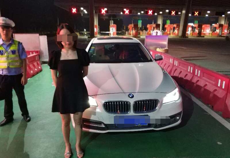宝马女凌晨酒后驾驶机动车被逮交警一查竟然连驾驶证都没有