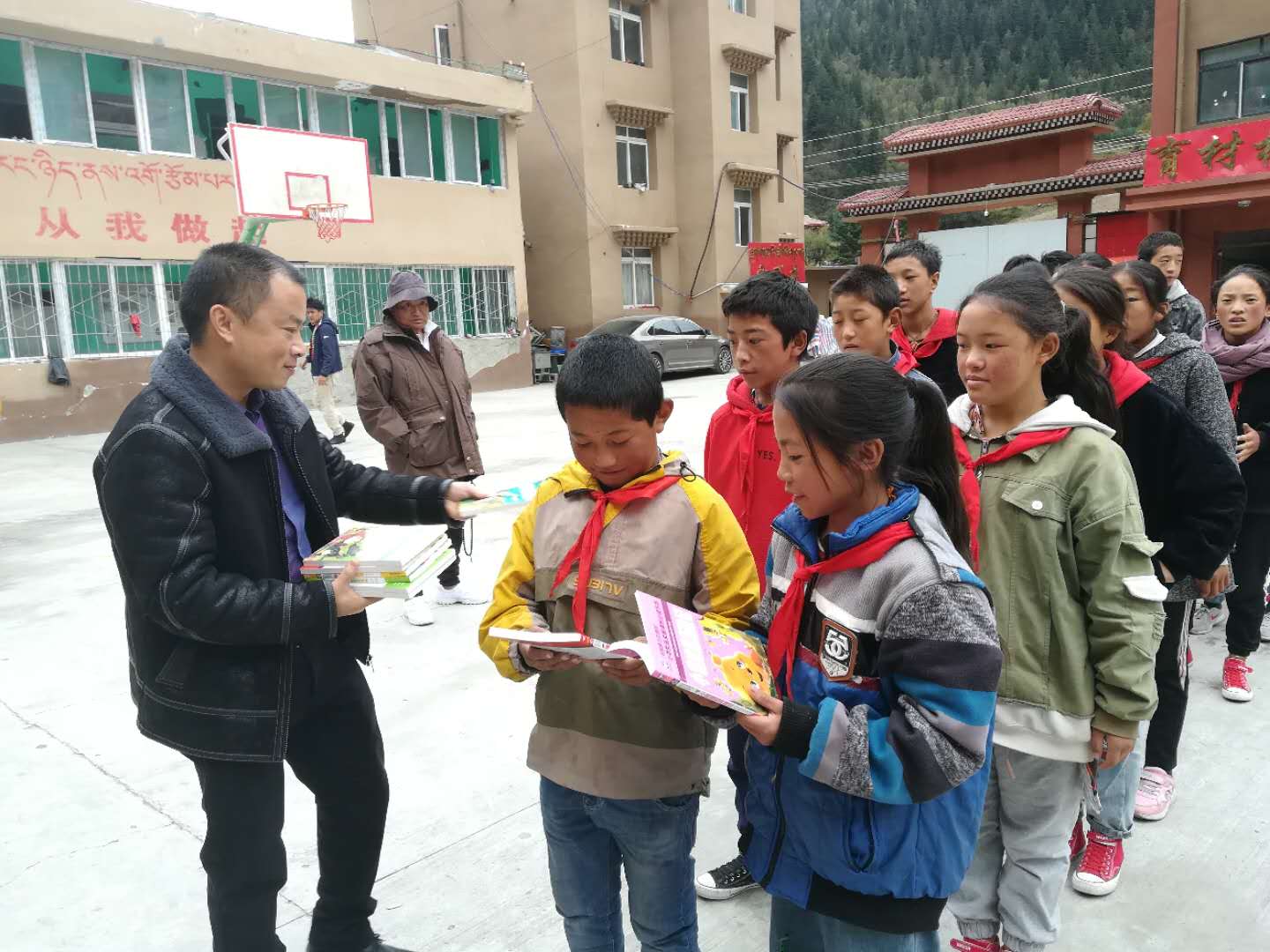 贫困地区的小学生在破旧的教室上课_1920X1080_高清视频素材下载(编号:6651879)_实拍视频_光厂(VJ师网) www.vjshi.com