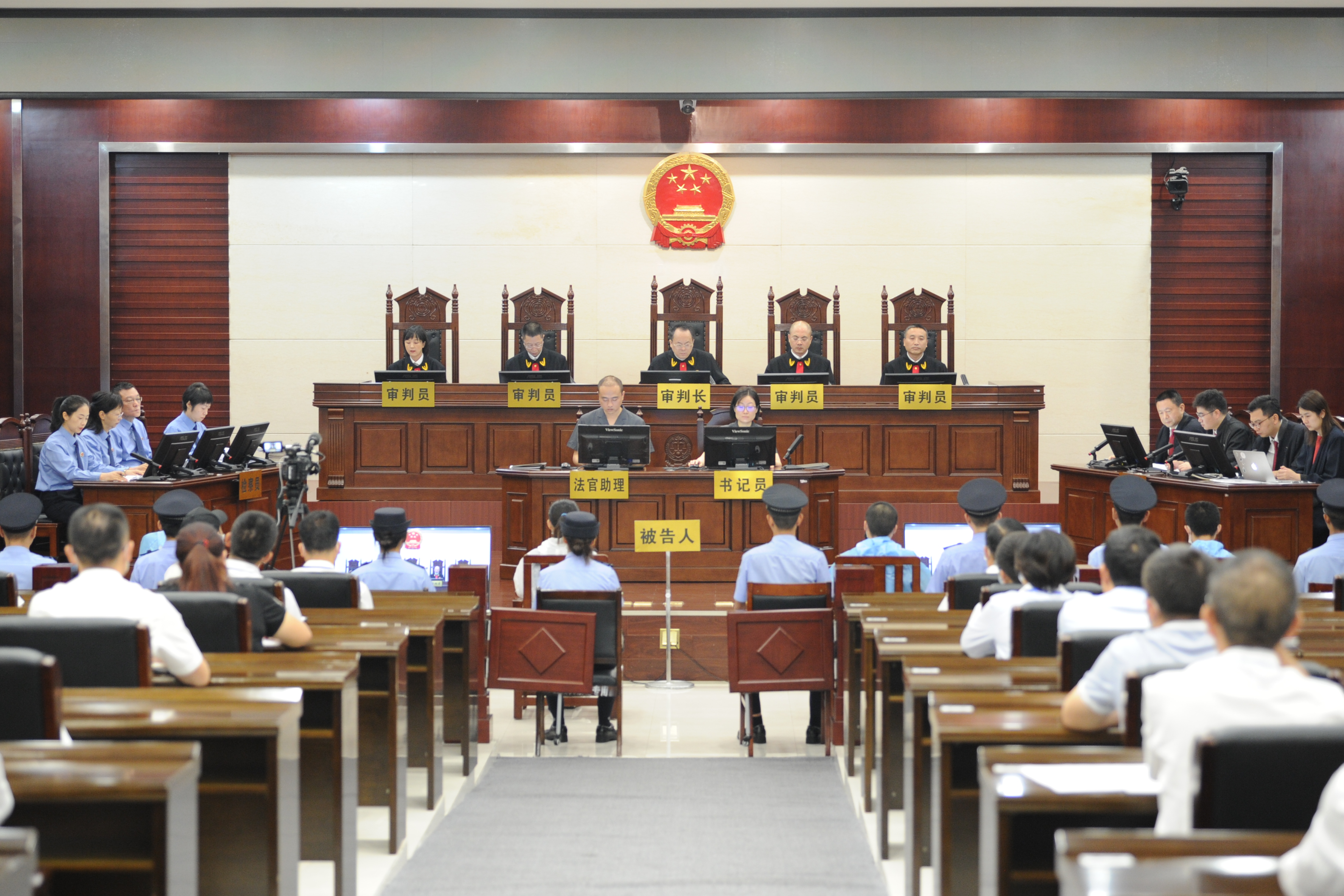 大法官,大检察官同庭办理 四川一犯罪集团故意伤害致死未成年人案开庭