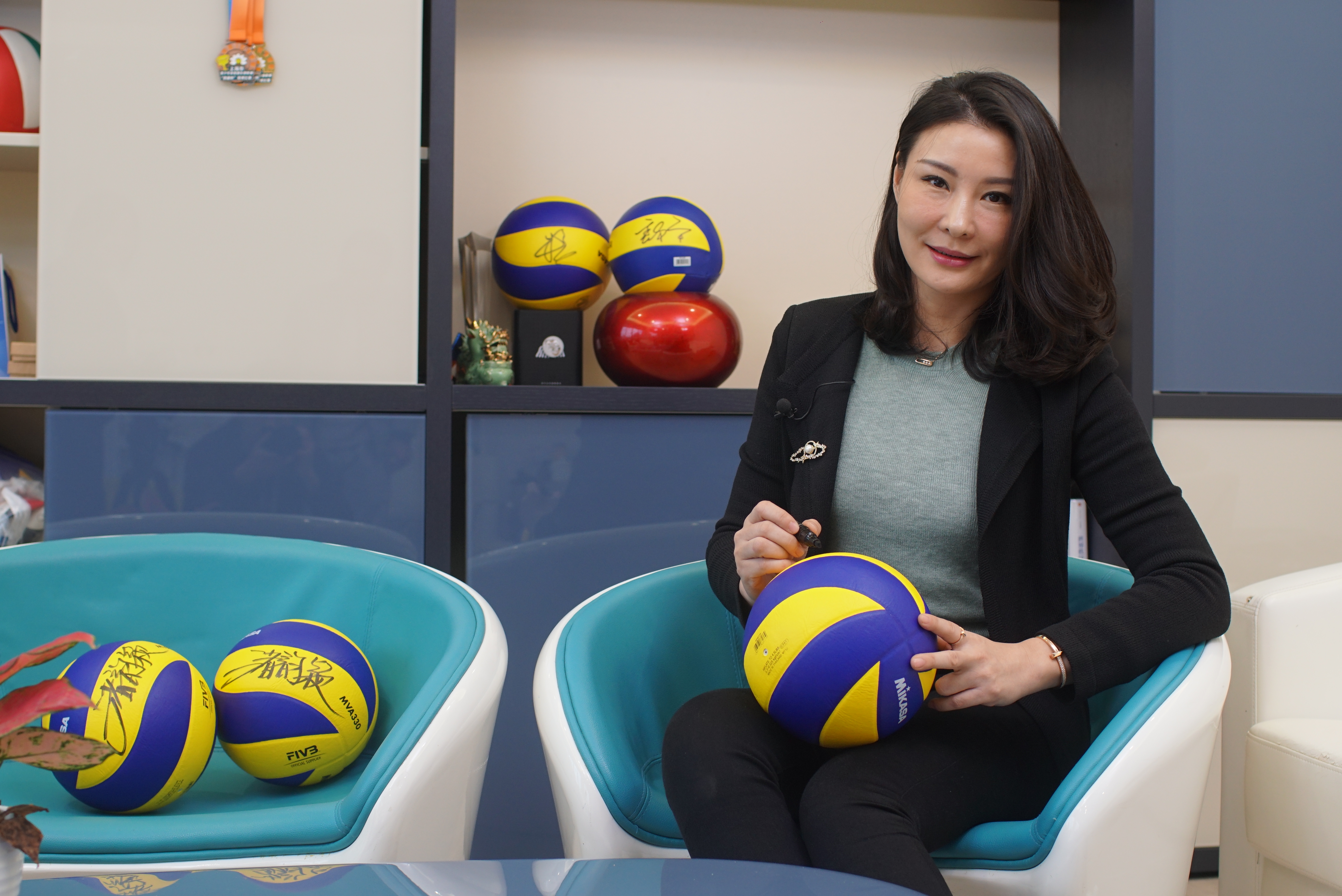 1978年出生的诸韵颖年少成名,司职二传的她17岁就入选了郎平执教的