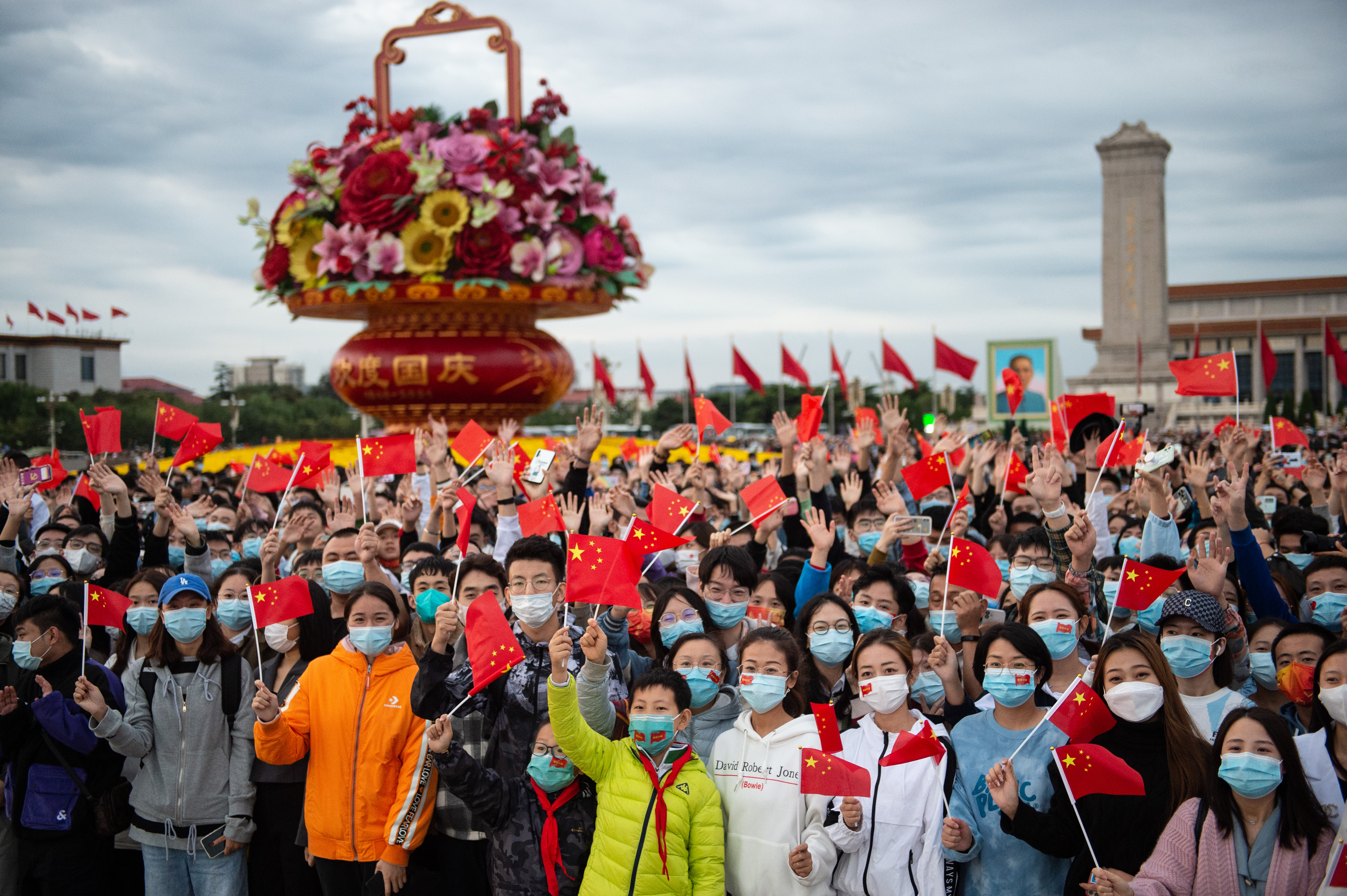 新华全媒每一颗心都向着五星红旗澎湃各地群众欢度国庆综述