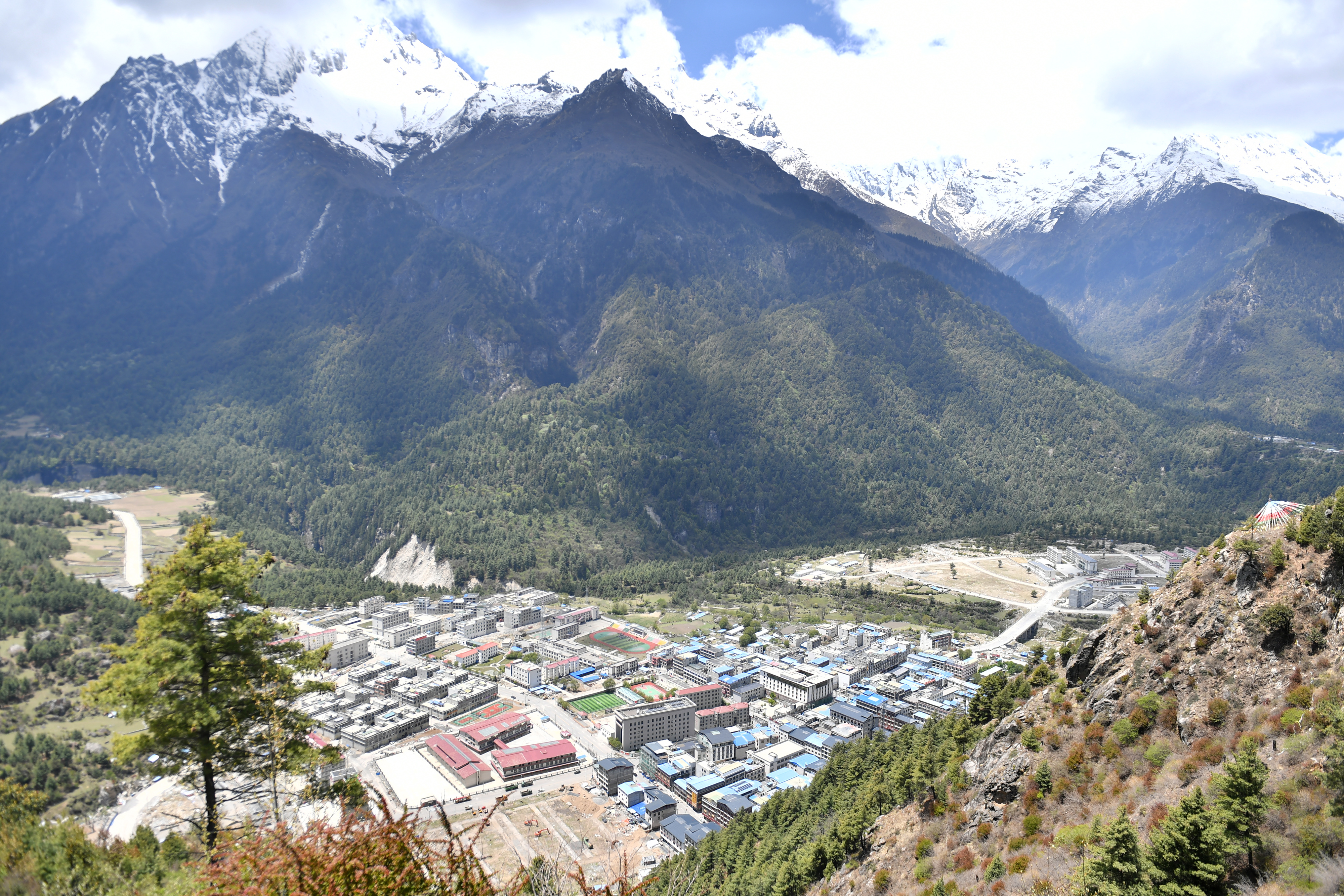 在喜马拉雅山脉中段深处,自海拔4200米的西藏吉隆县城南下,沿路经过一
