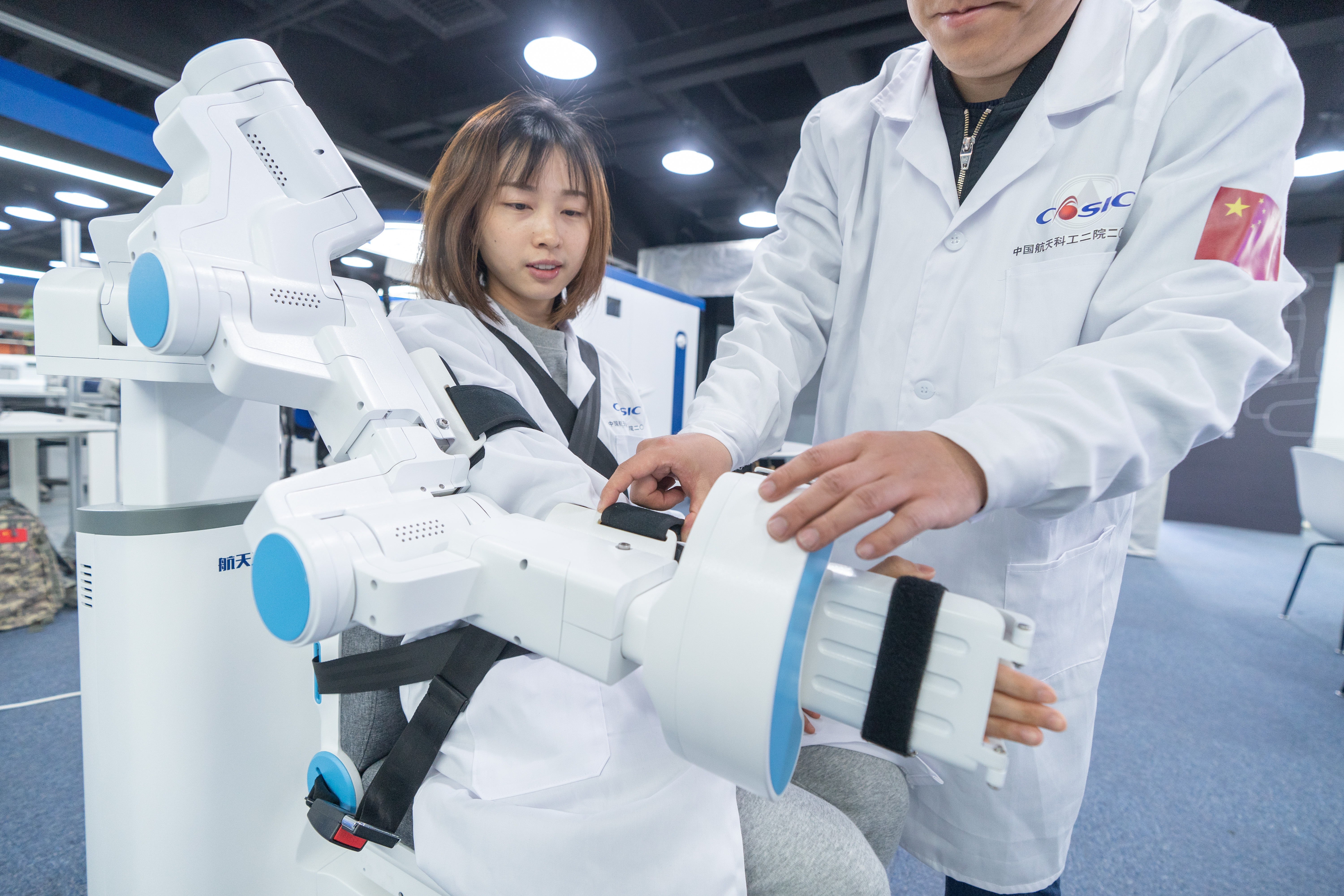 航天黑科技康复外骨骼机器人助力人体机能增强和恢复