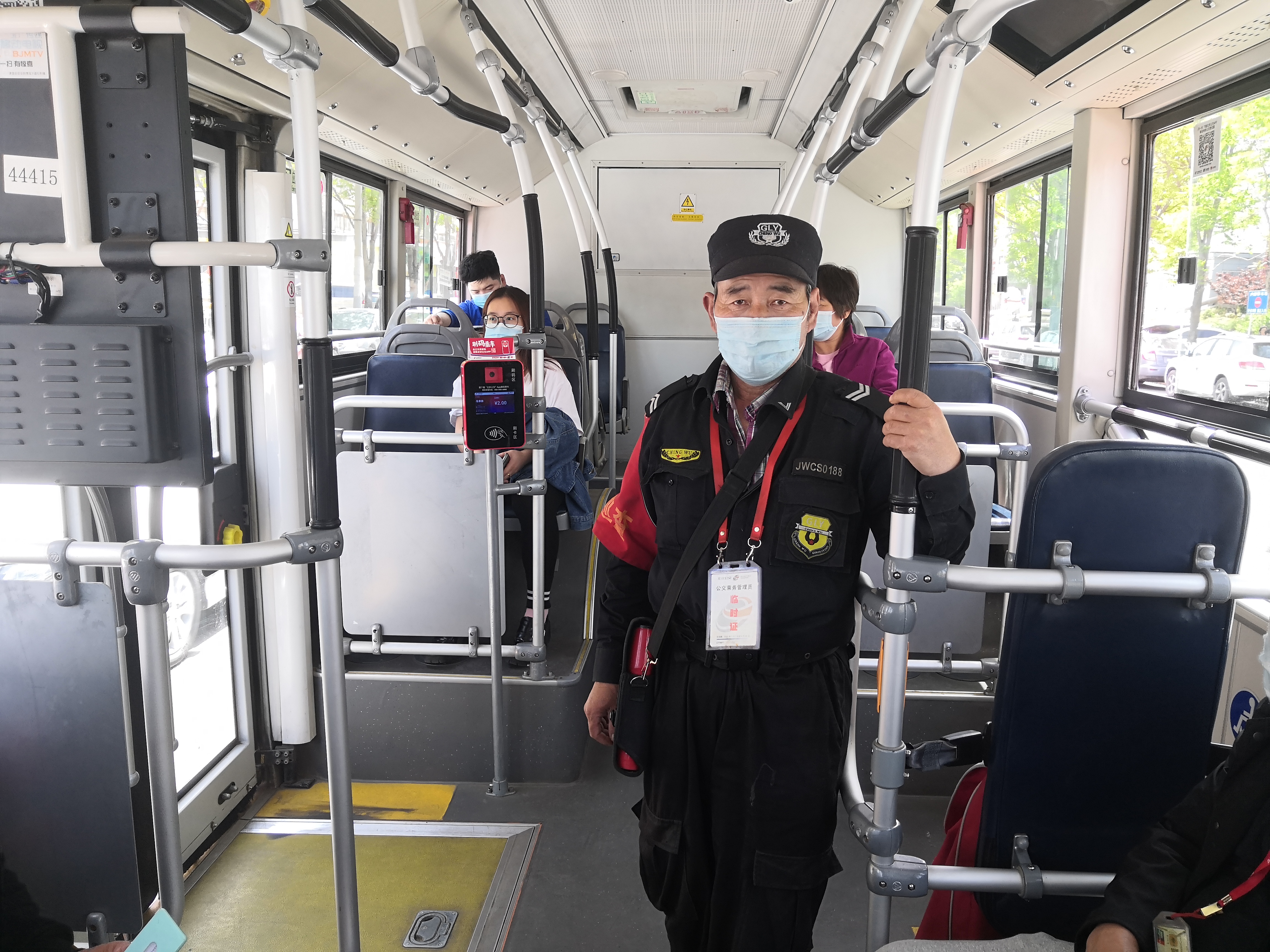 图为公交乘务管理员陈德良.