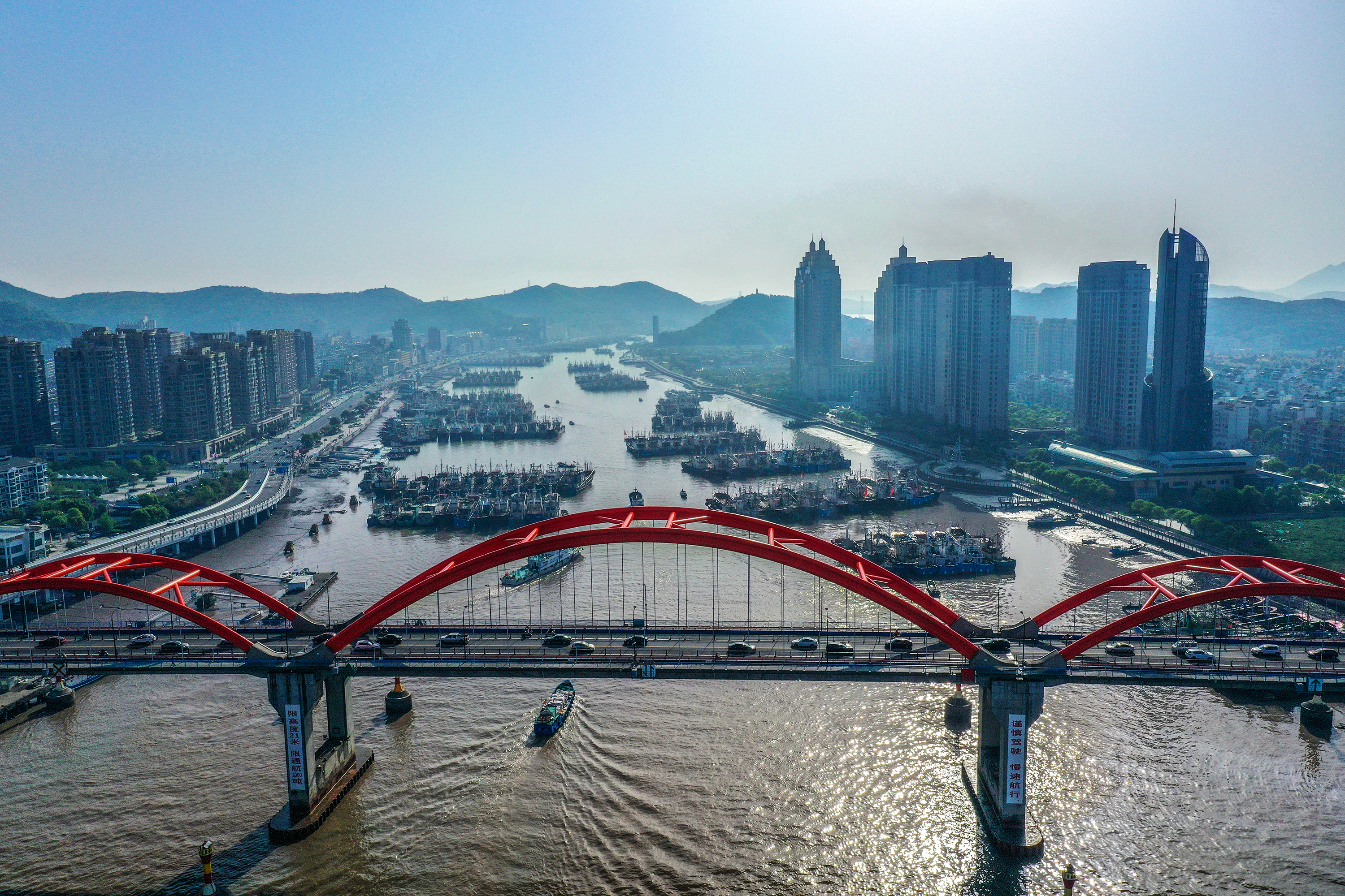 4月30日,渔船陆续返回浙江省舟山市普陀区沈家门渔港,准备休渔(无人机