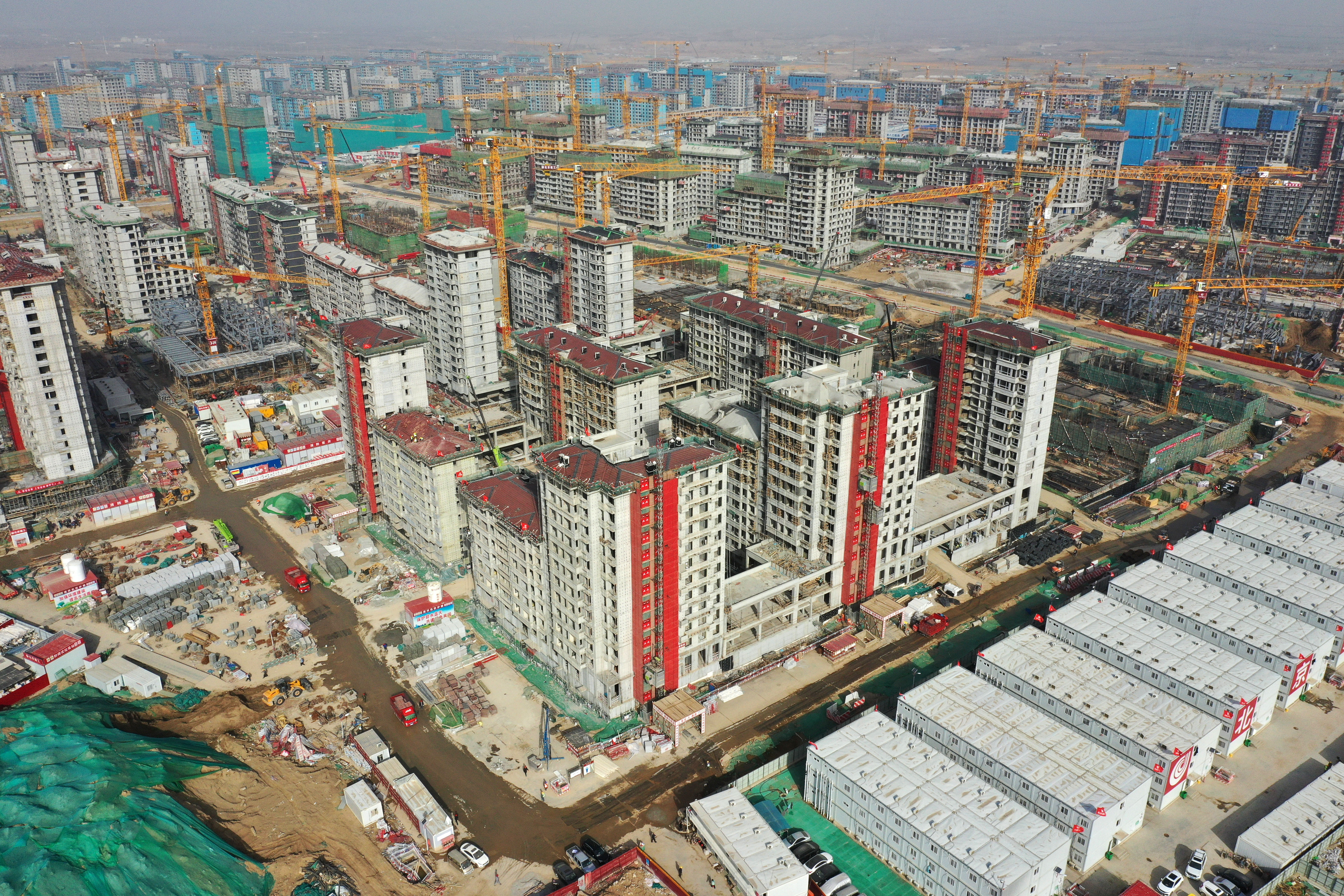 春日里,行走在雄安新区,随处可见塔吊林立,热闹忙碌的建设场景.
