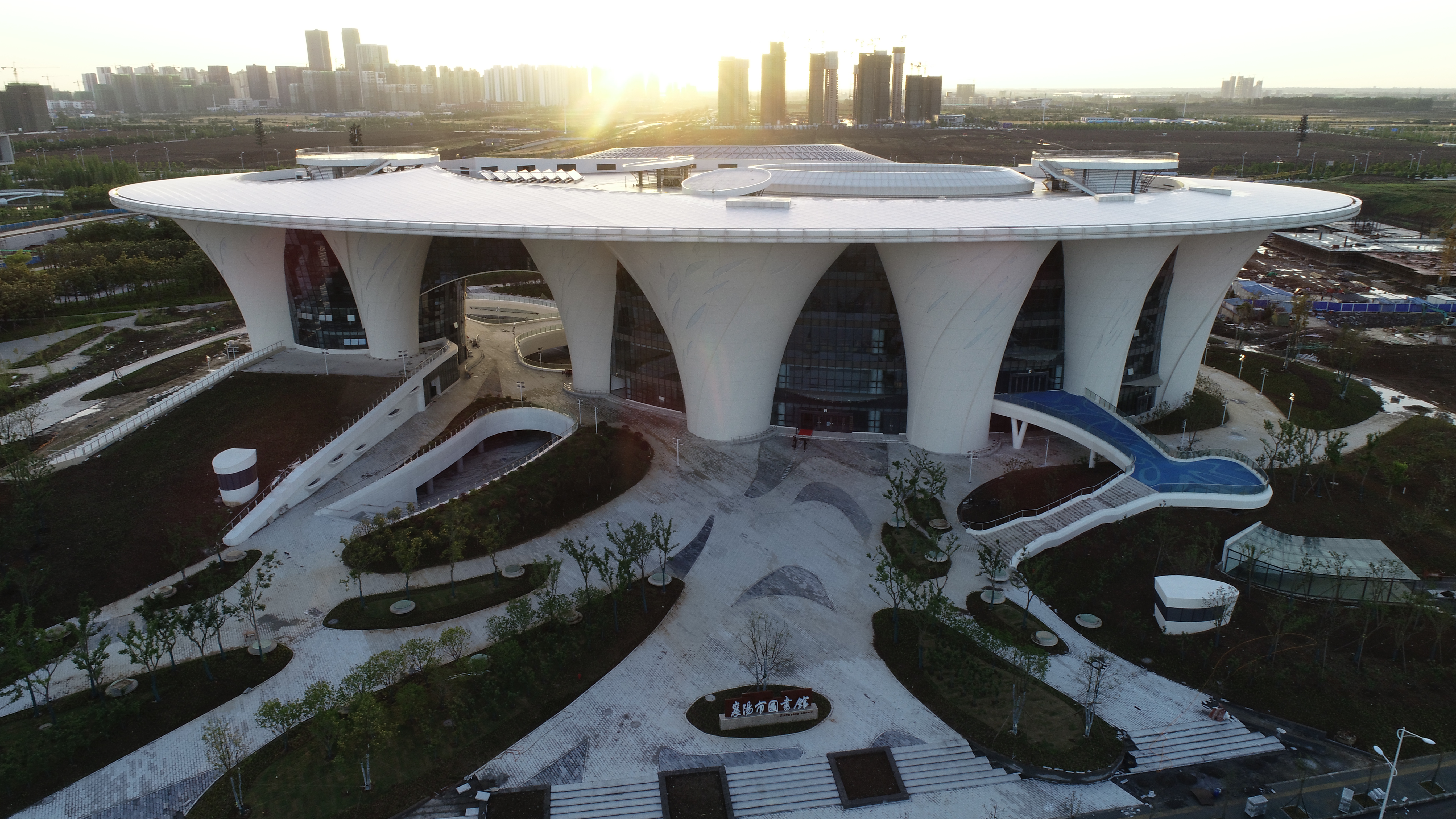 5月10日航拍的湖北省襄阳市图书馆(无人机照片).