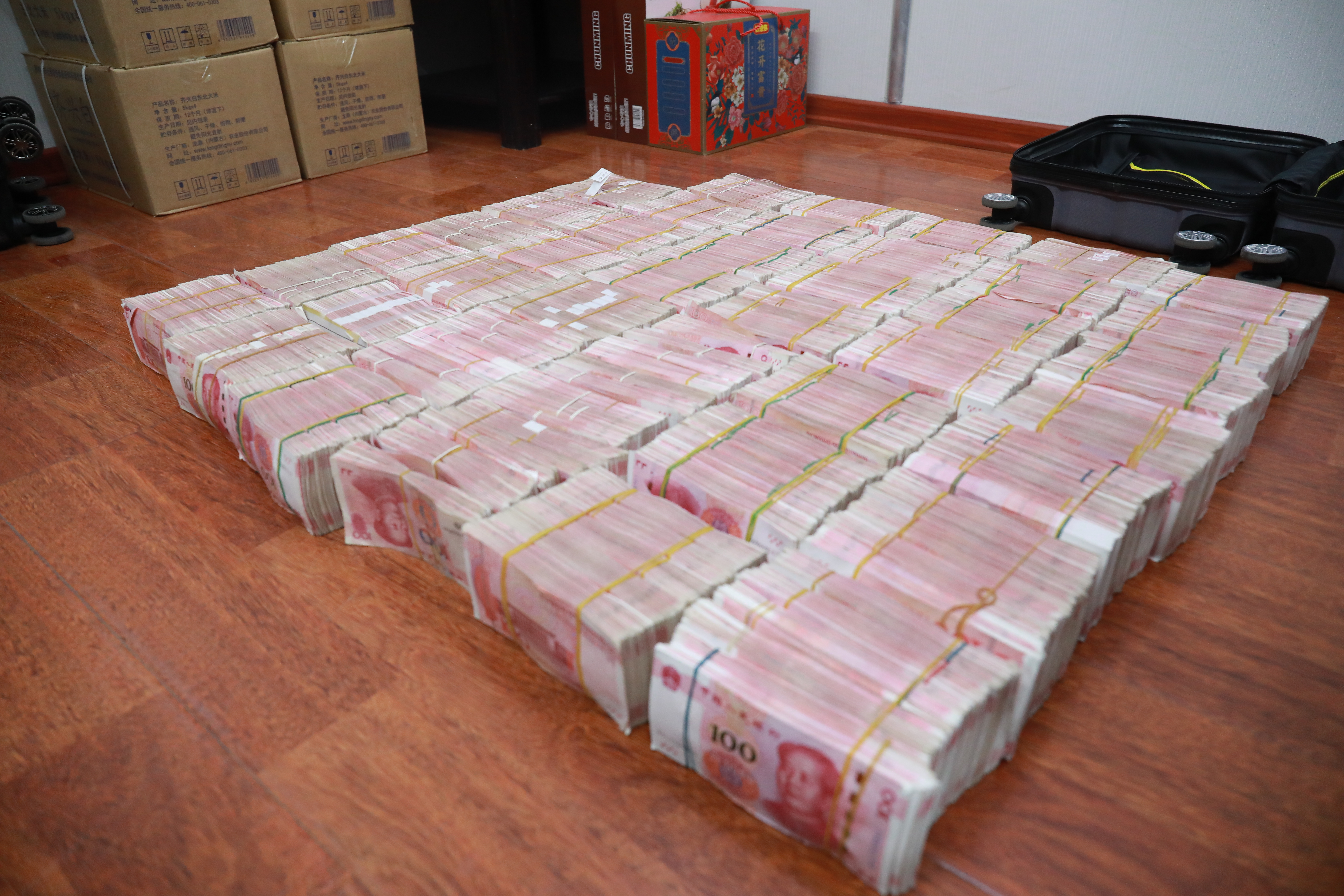 通辽警方侦破系列"跑分"平台案过程中缴获大量现金一些青年成为洗钱