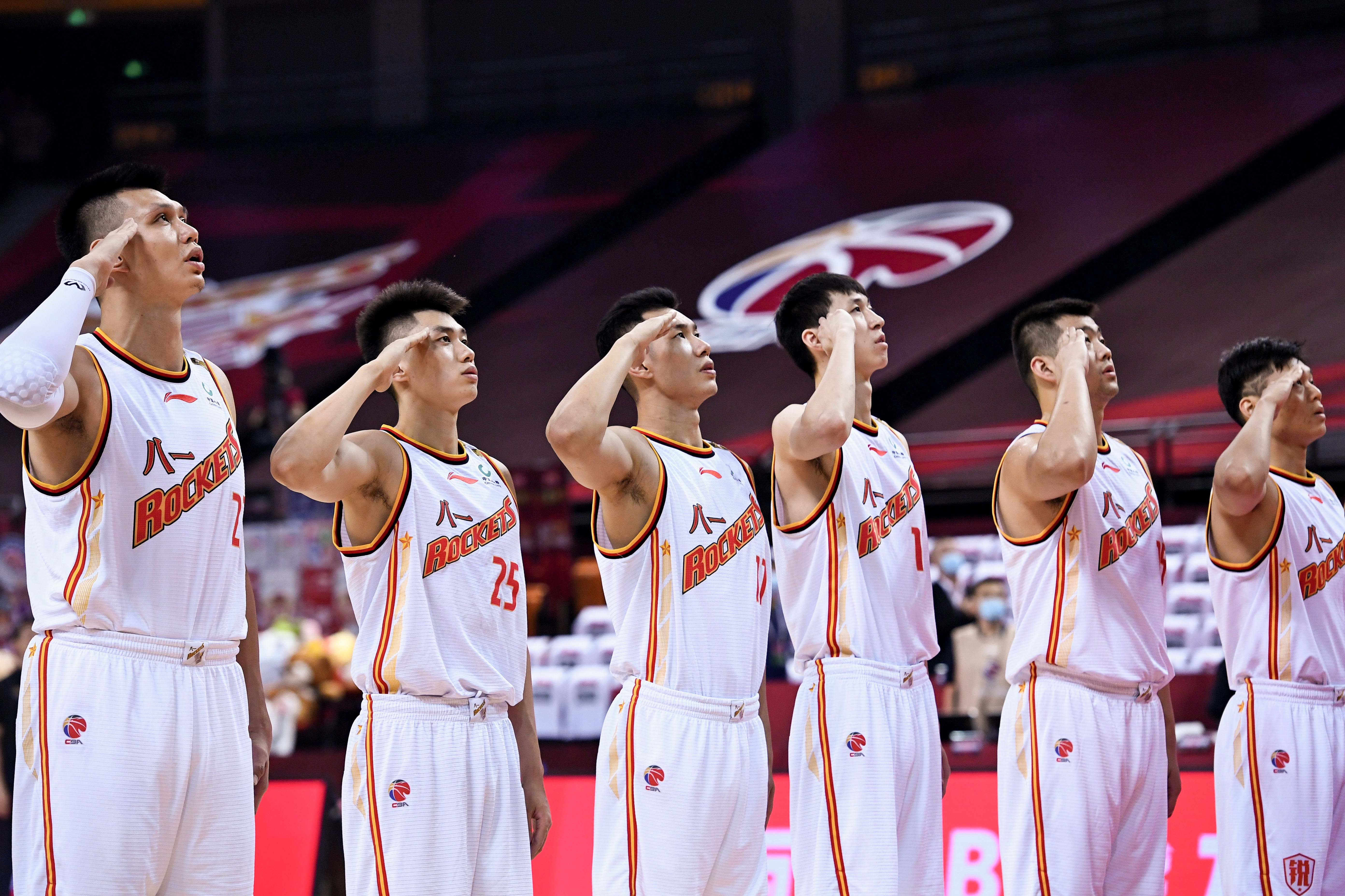 八一南昌队球员在山东青岛举行的2019-2020赛季中国男子篮球职业联赛