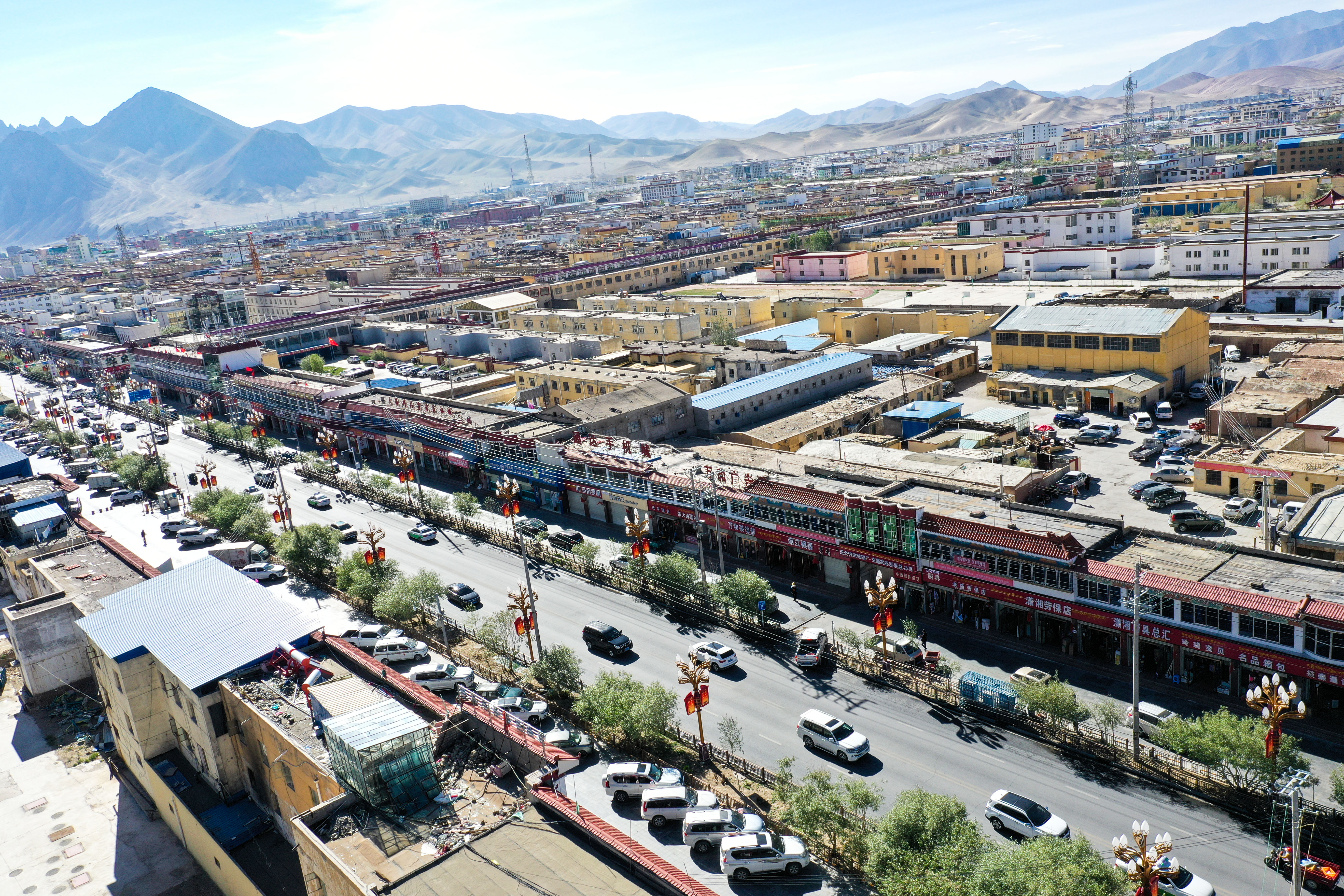 这是阿里噶尔县狮泉河镇一景.