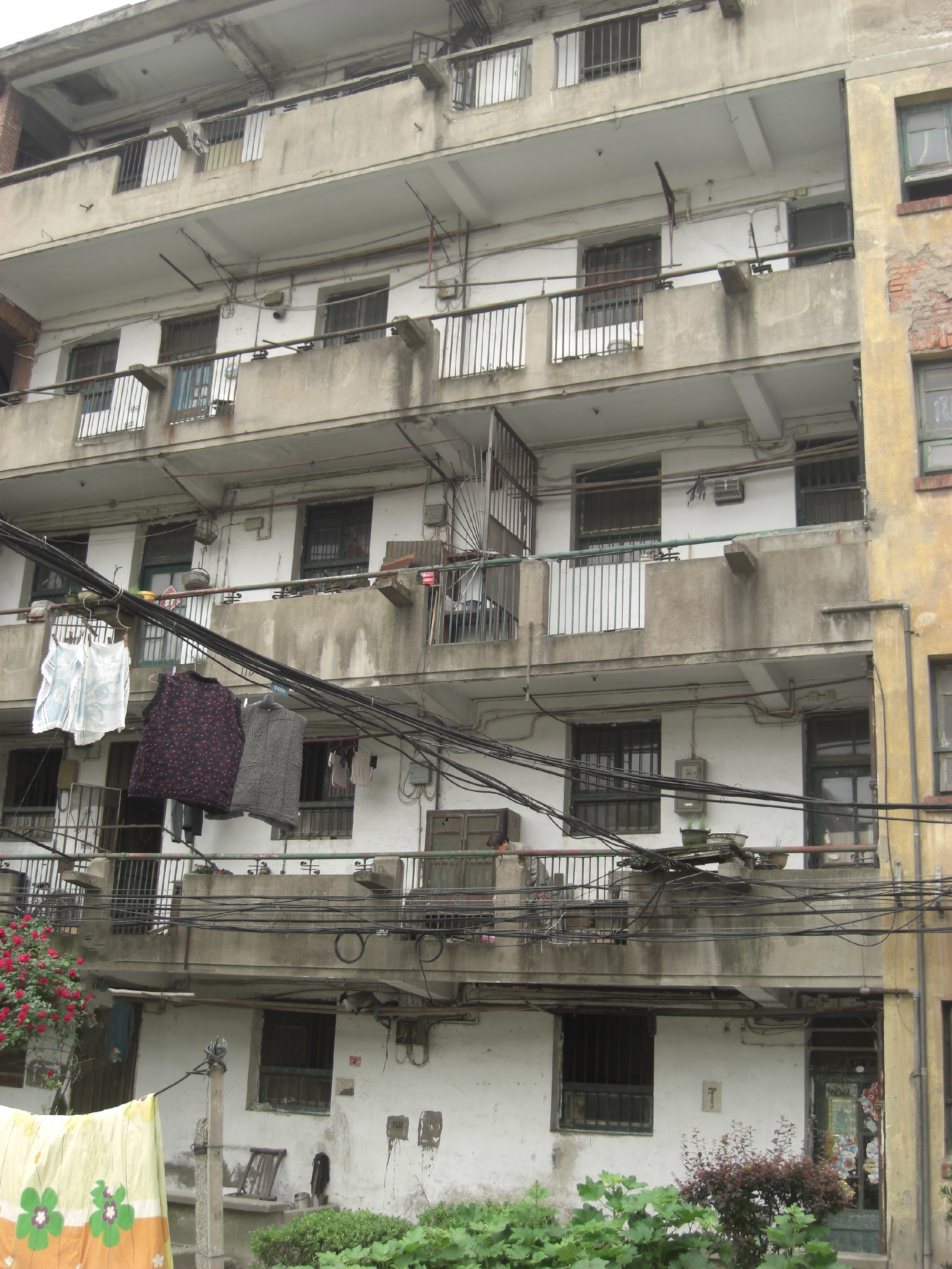 图为改造后的彭三小区,小区环境优美,破旧不堪的老楼房变身新的小高层