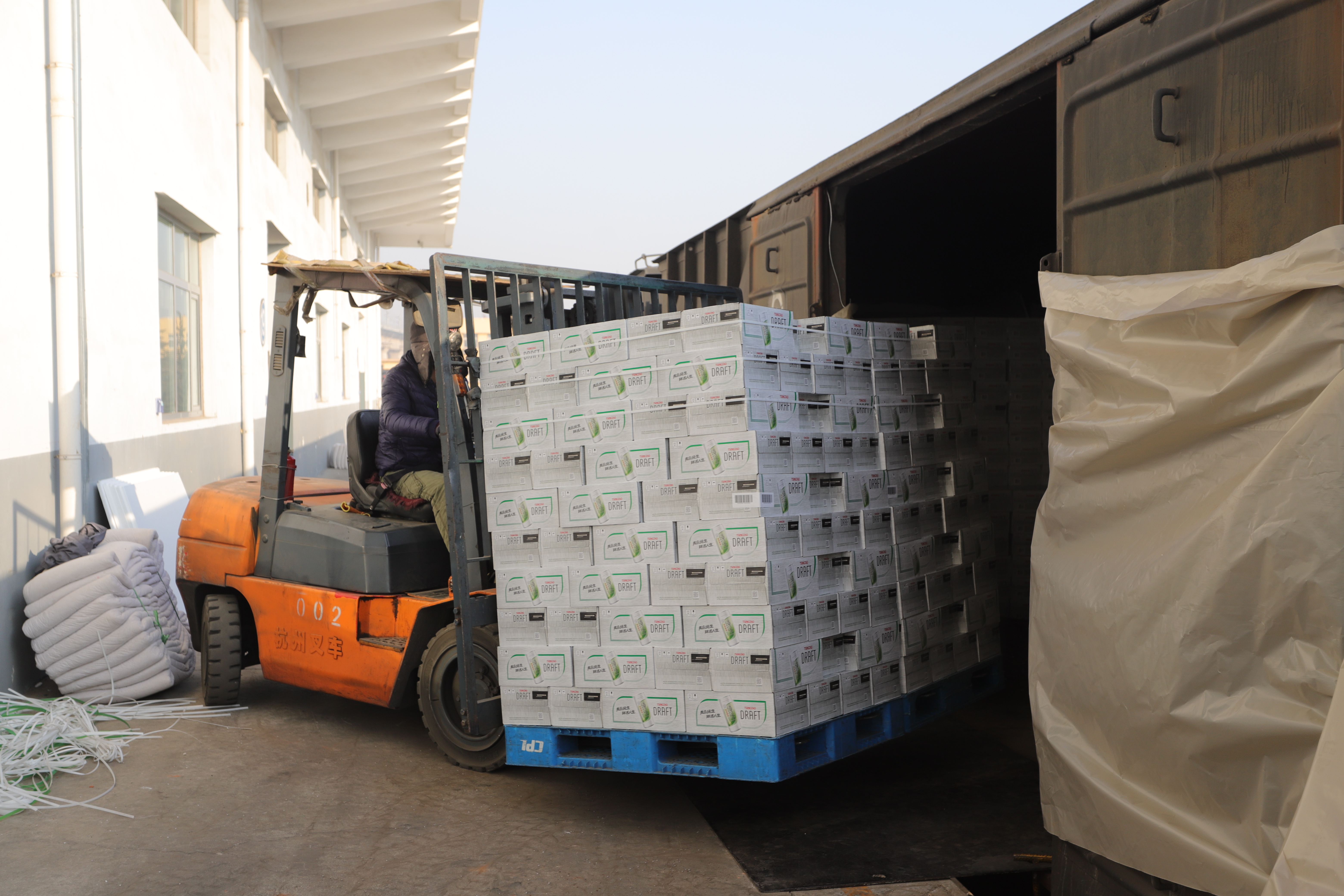 就地过年暖在身边这些护航人让啤酒暖暖和和进东北