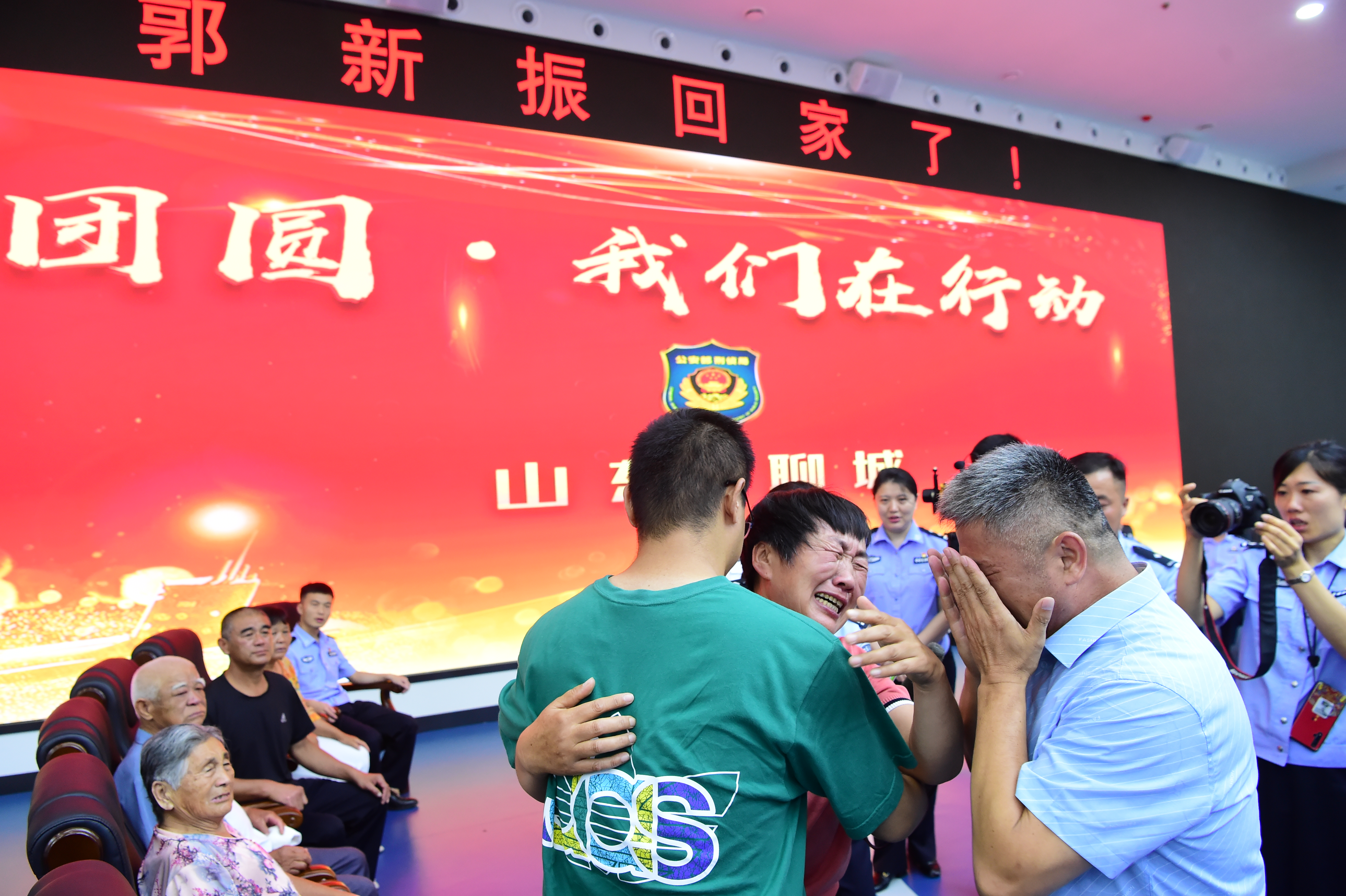 "童碧山表示,一个个侦破积案,找回孩子的鲜活案例告诉我们,开展好"