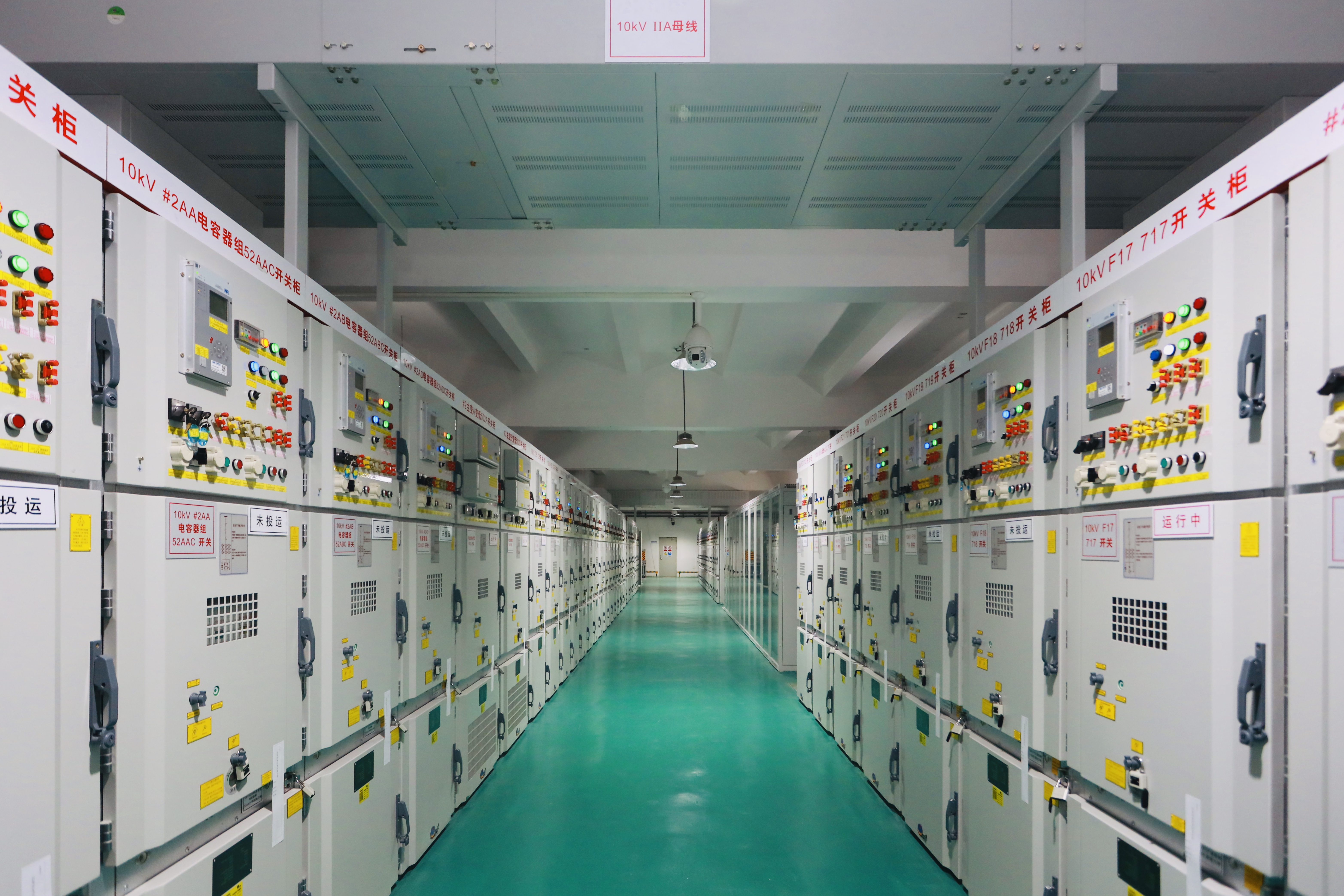 图为磨碟洲变电站内部场景.