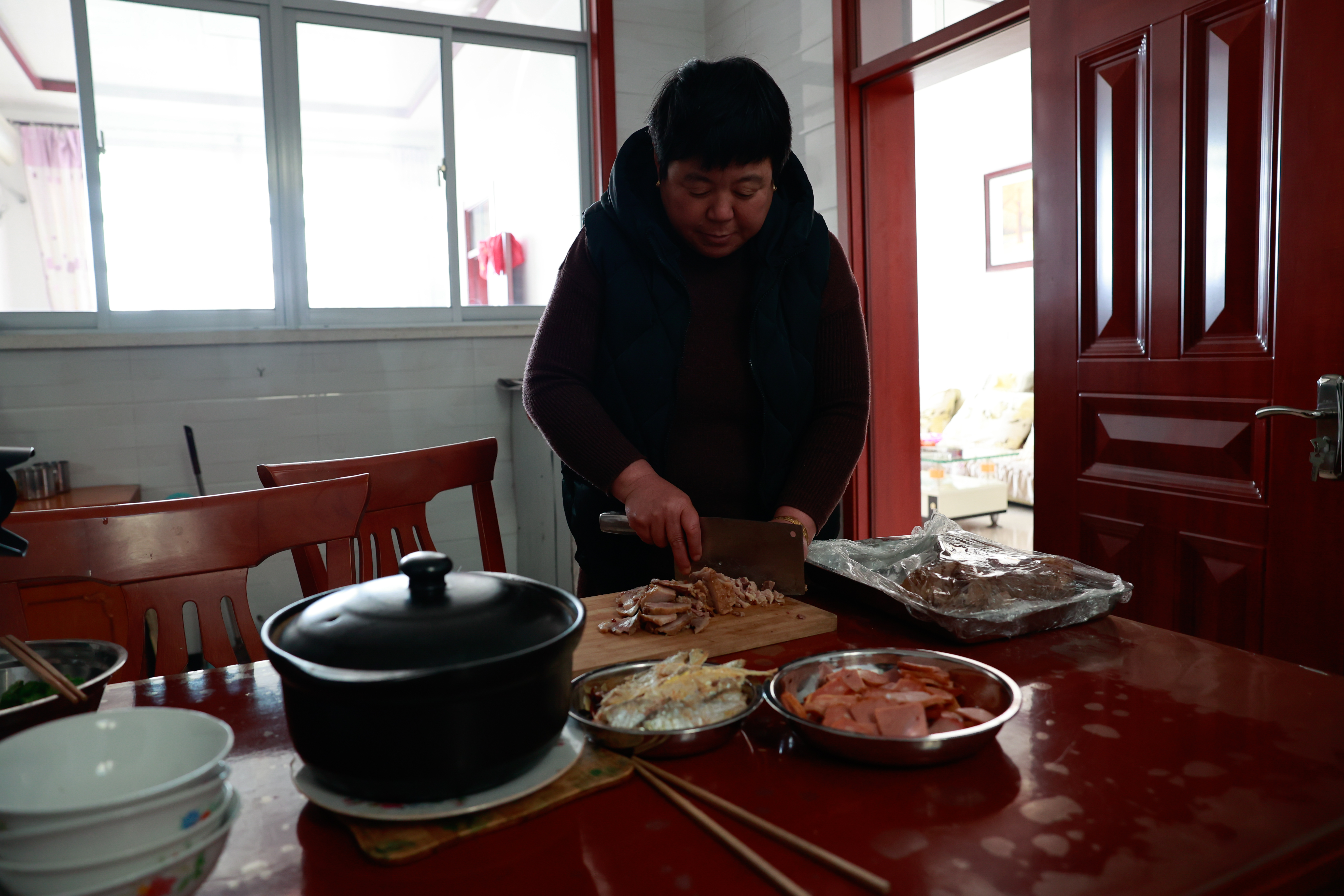 2月10日,黑沿子鎮漁民高克國為漁船貼上