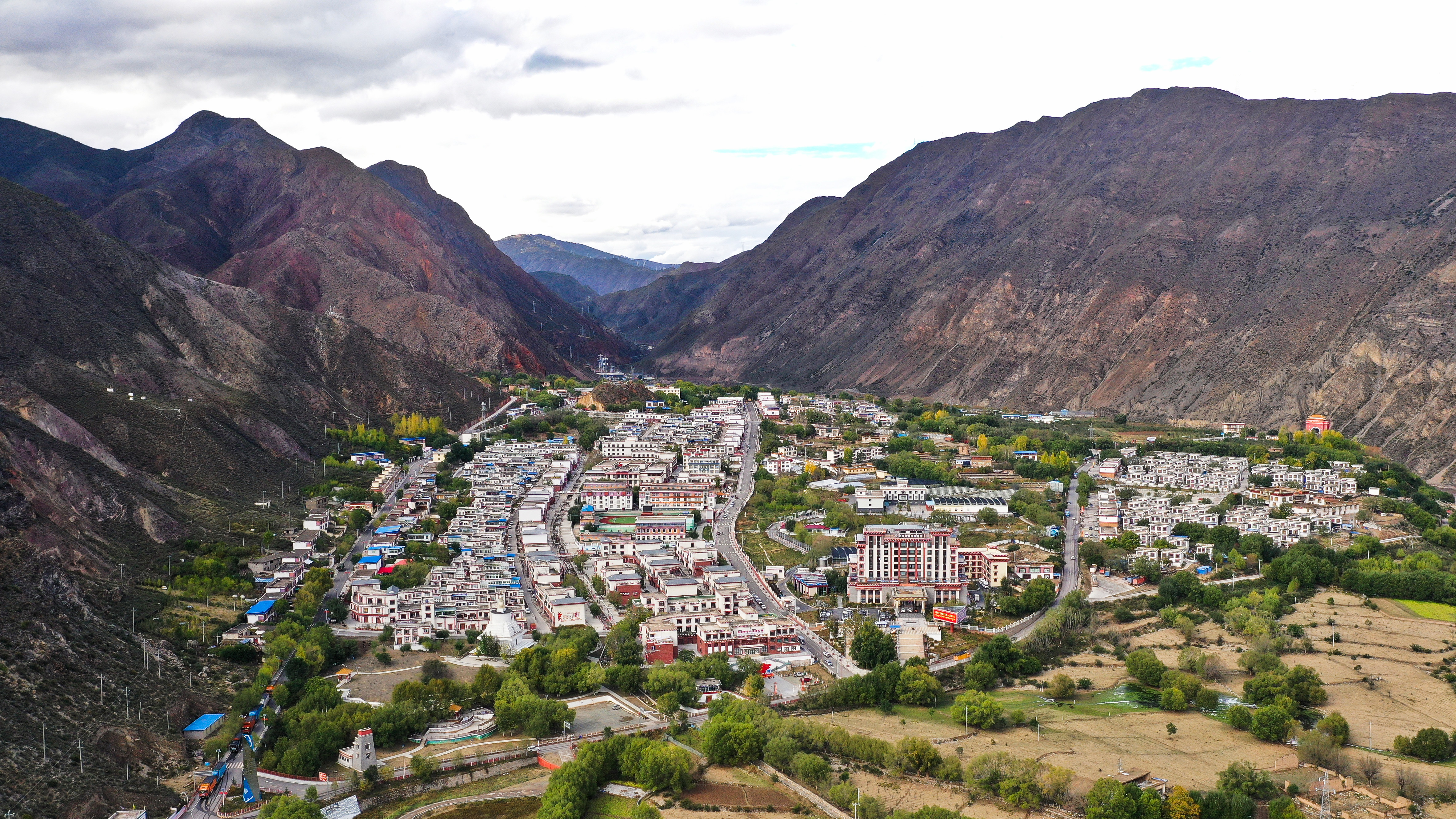 吉塘镇是昌都市区前往邦达机场的必经之地,空港经济正赋予这处山窝里