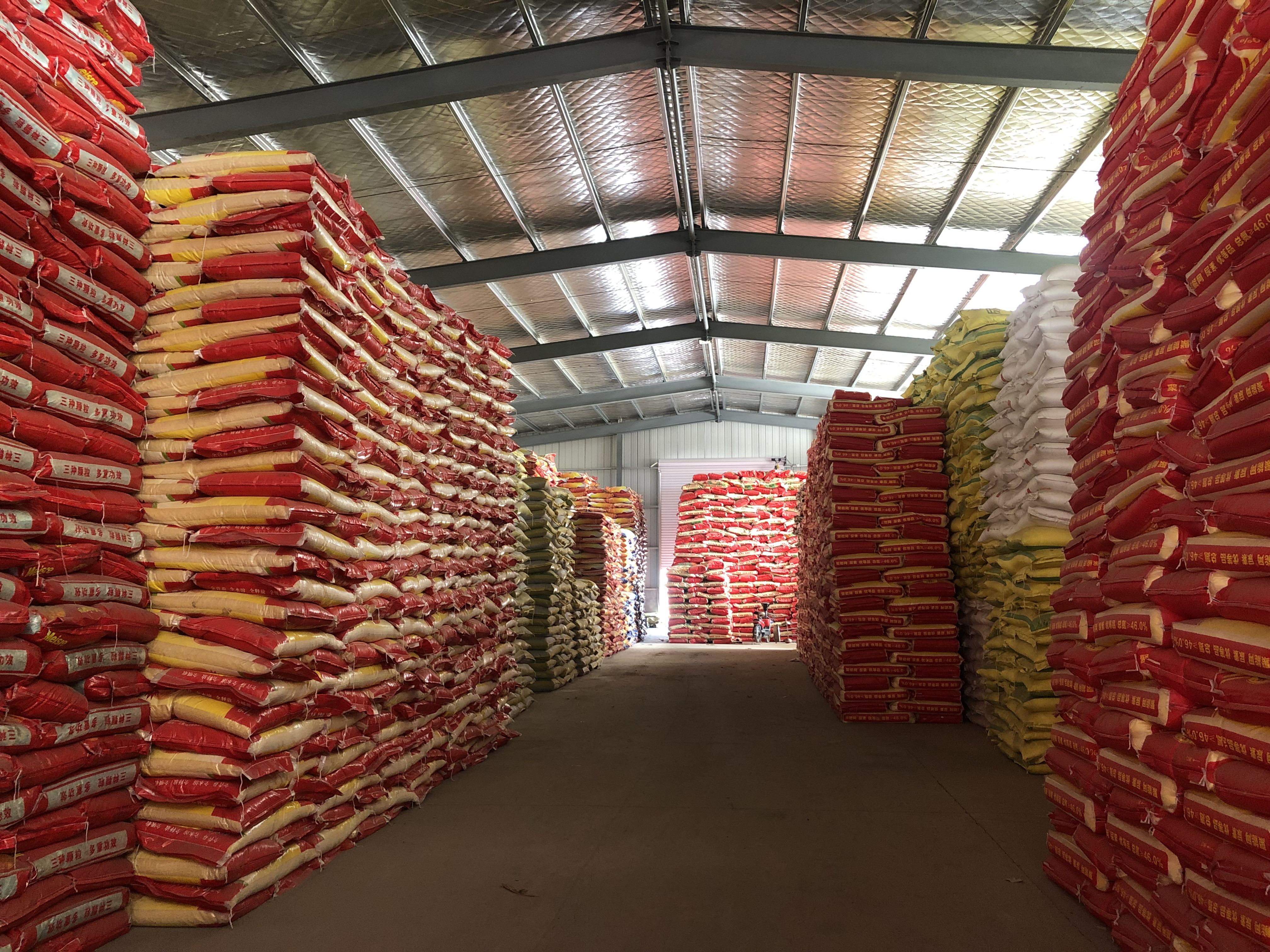 "牛粪银行"仓库里的腐熟生物有机肥料.