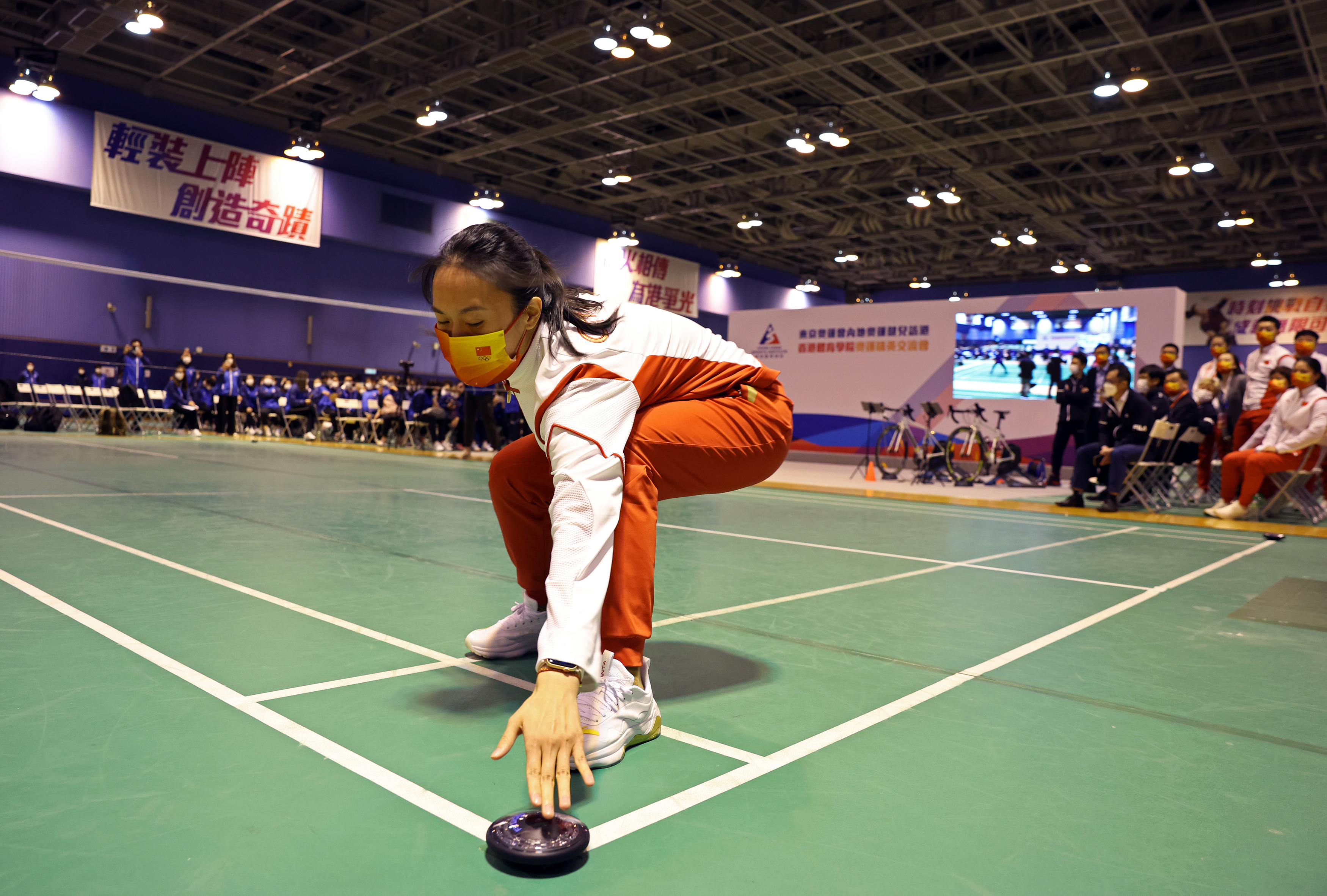 摄内地奥运健儿访港代表团部分成员5日还来到香港体院,他们参观训练