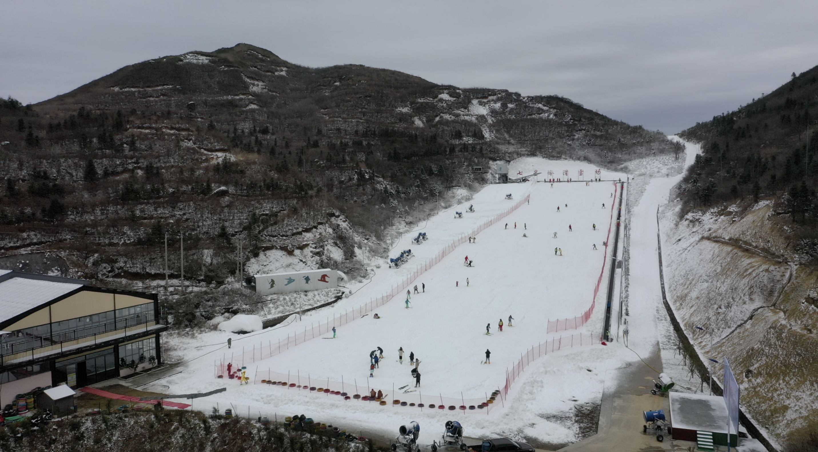 七星岭滑雪场坐落在群山环绕的"u"型山谷中.