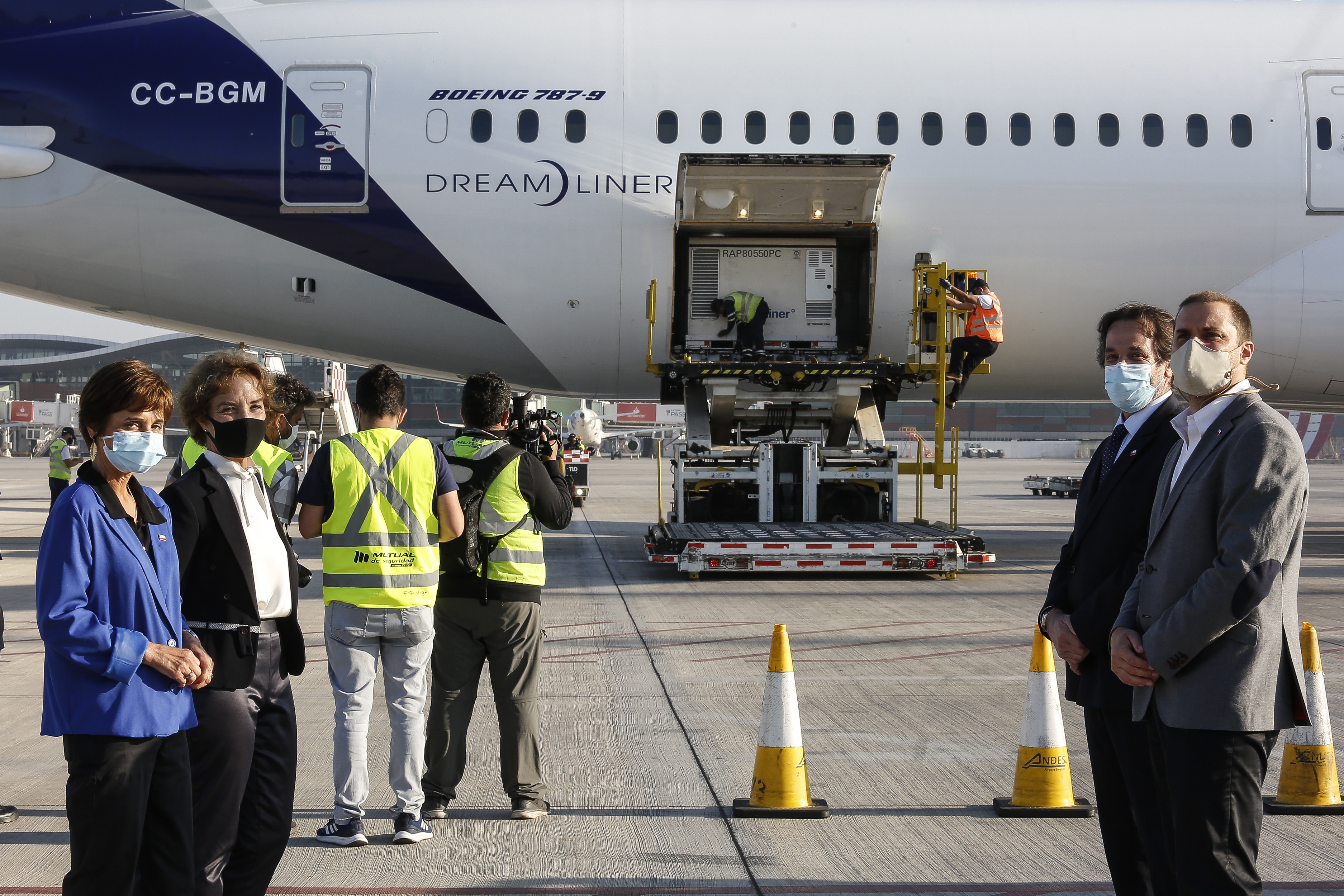 2月26日,在智利圣地亚哥国际机场,智利政府官员迎接中国科兴公司生产
