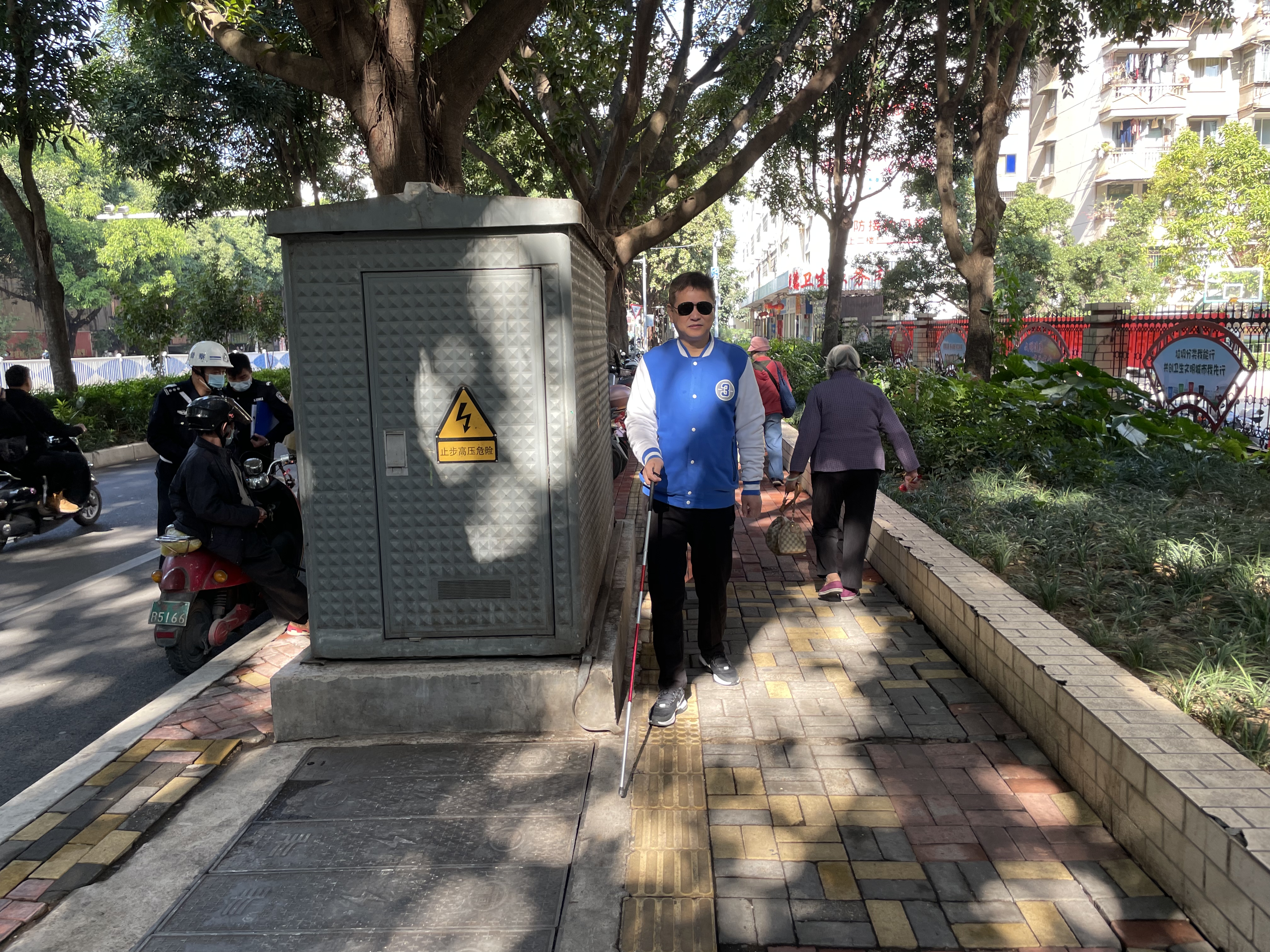 新华全媒盲道目击走一条500米盲道需经重重艰险