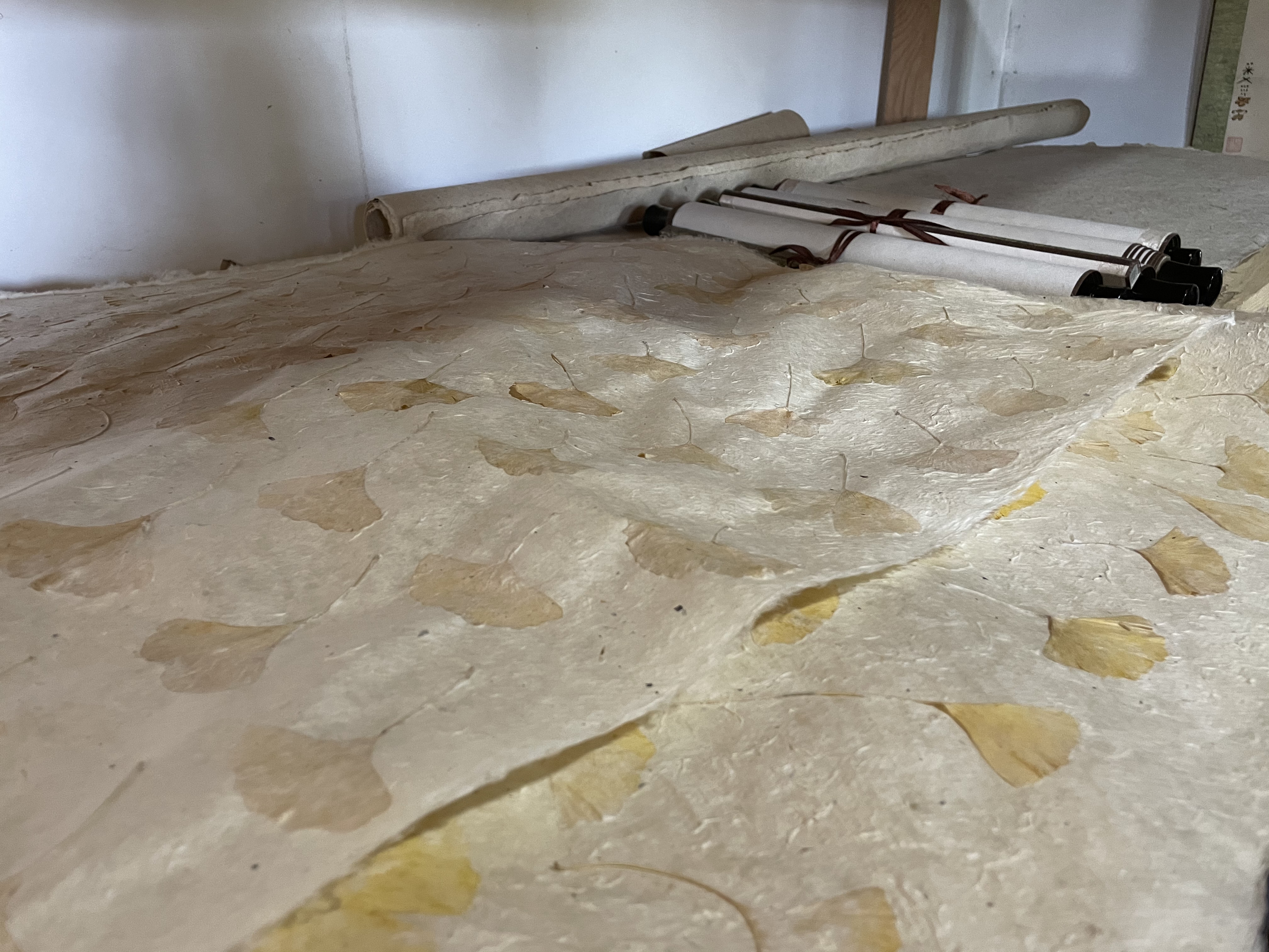 正是这一道道原始又严苛的工序,才使得制作出来的东巴纸具有抗蛀,防水