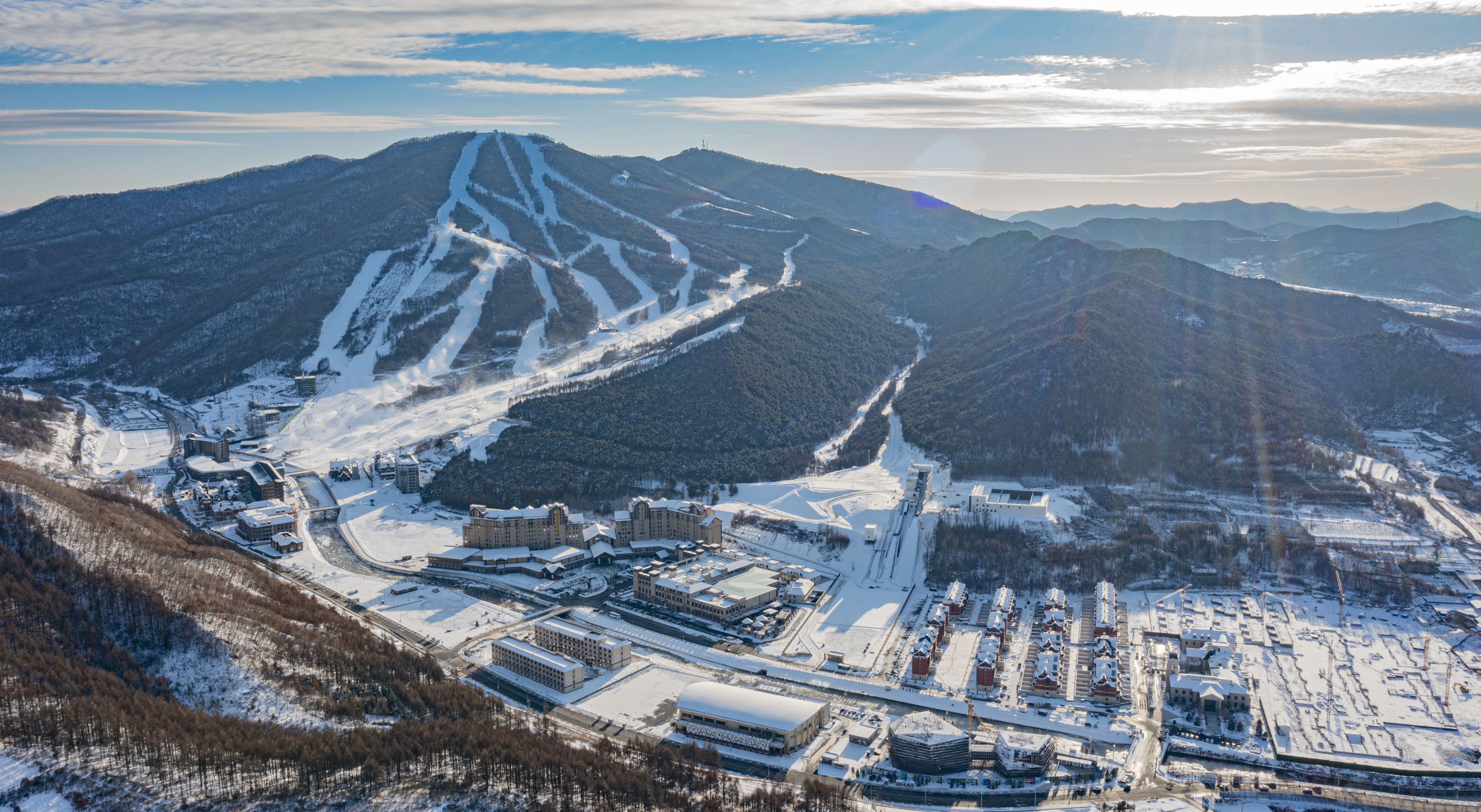 围绕通化冰雪产业示范新城建设,通化市政府配套建设了滑雪博物馆,滑冰