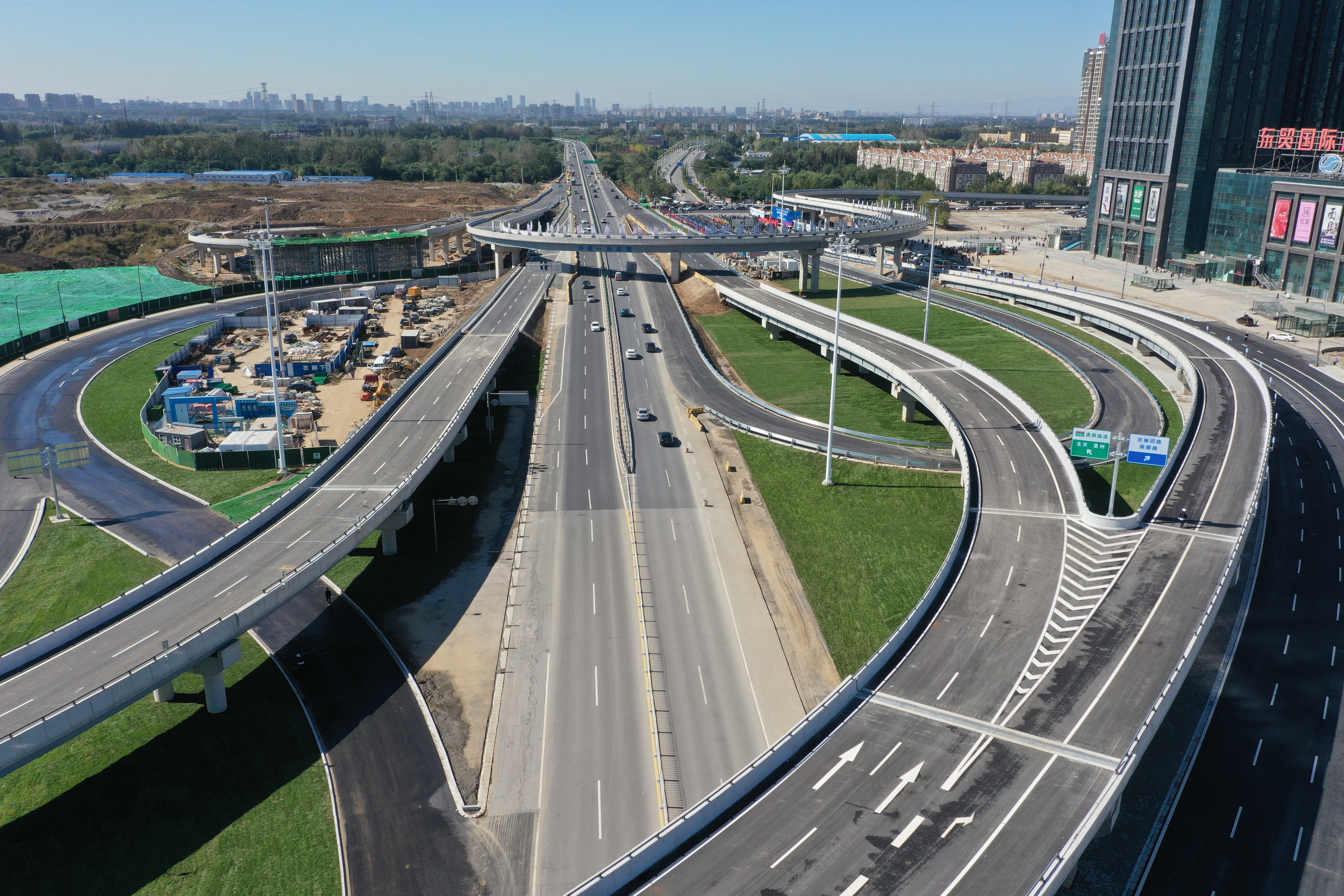 京津冀在行动通燕高速燕郊出口立交枢纽通车