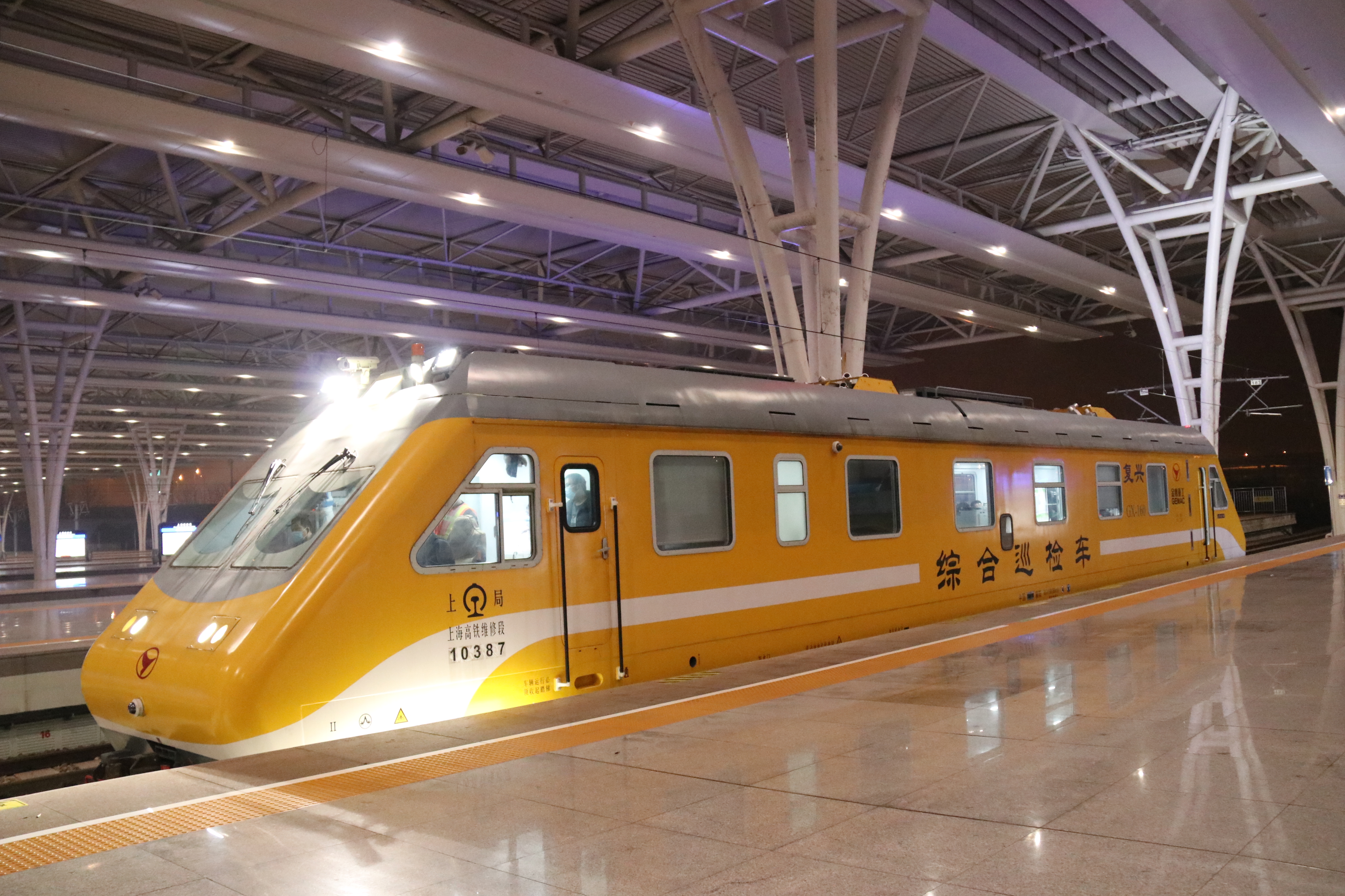 高铁综合巡检工昼伏夜出守护轨道安全