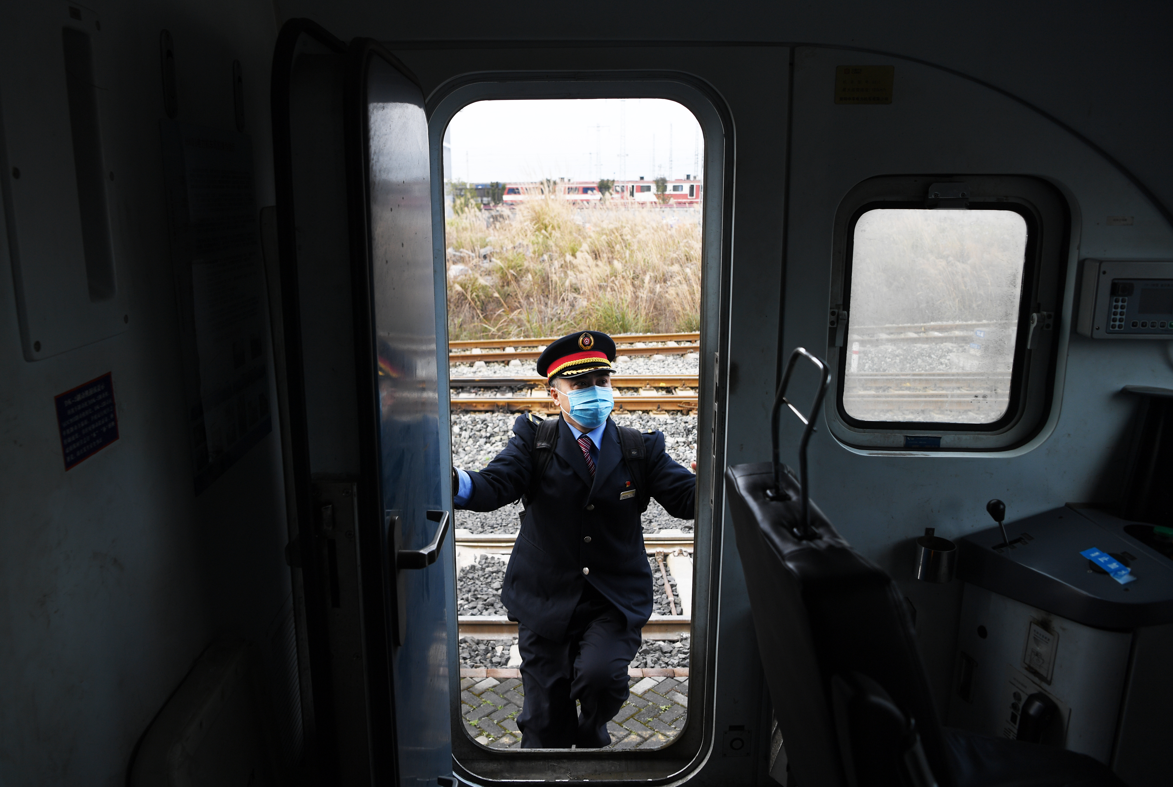 疫情来势汹汹,大部分人待在家里,而火车货运业务不能中断,火车司机