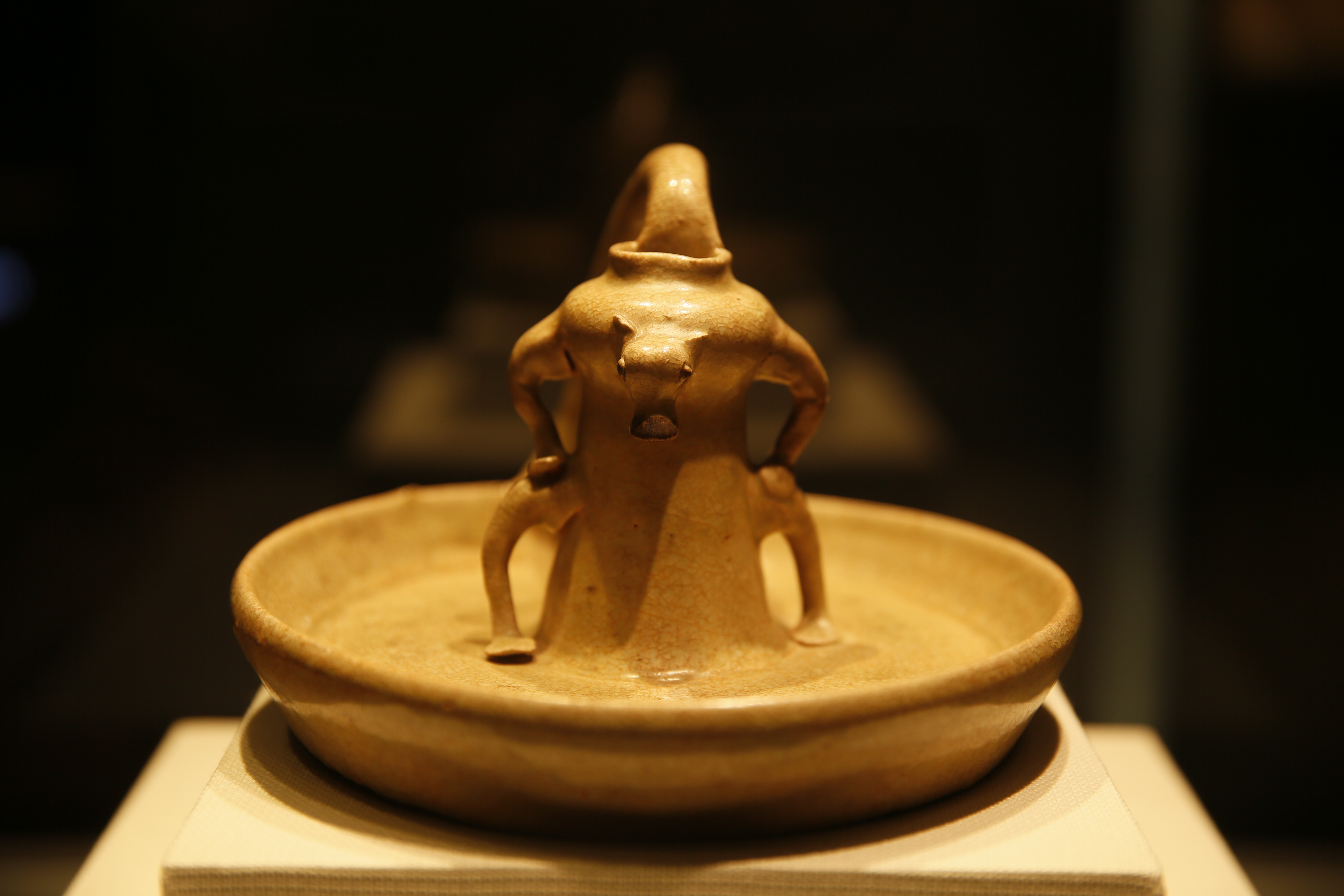 听文物讲故事牛年说牛东晋瓯窑青瓷牛形灯会站马步的创新牛