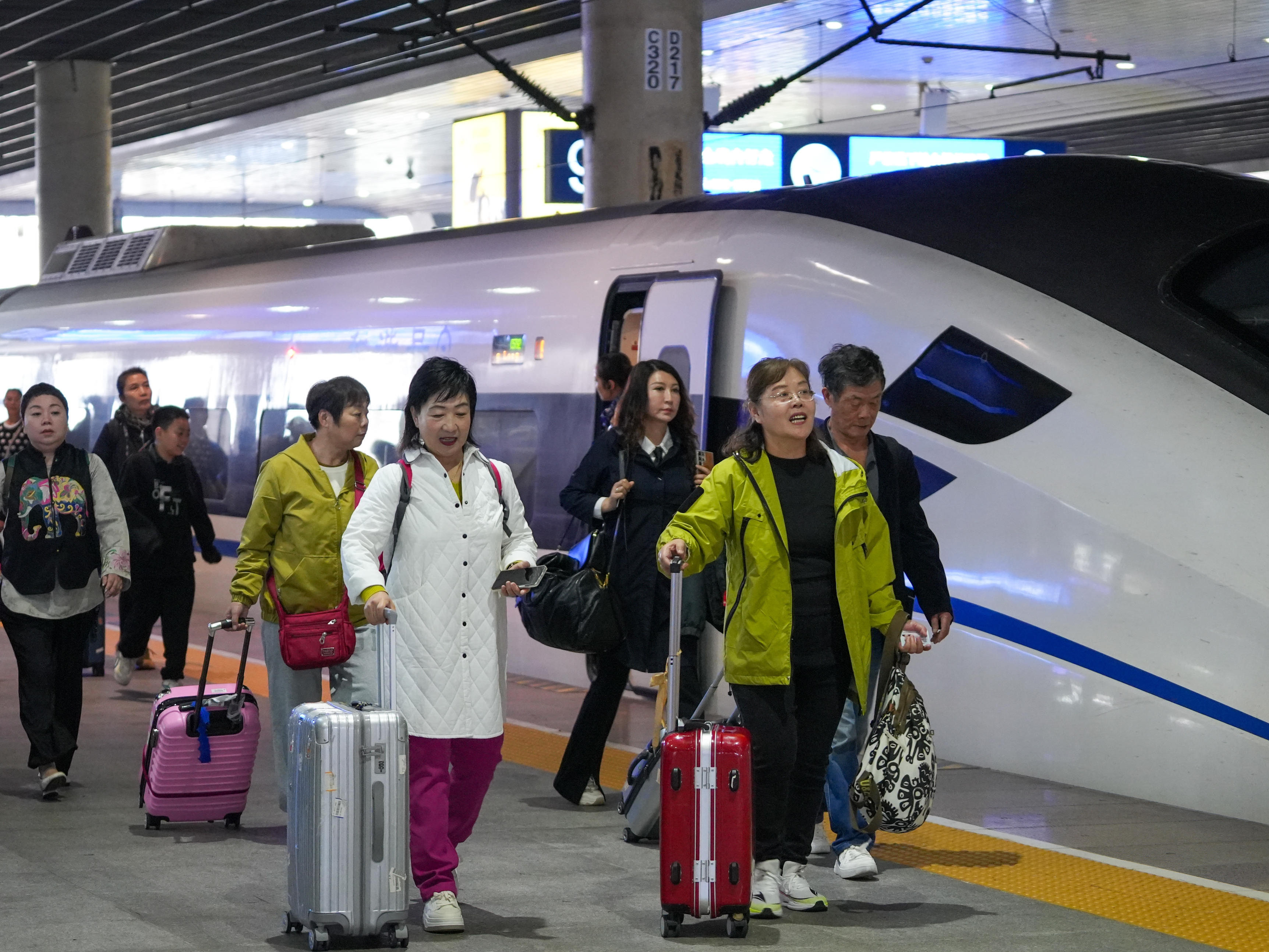 连续6天超1500万人次 铁路部门多措并举应对返程客流高峰